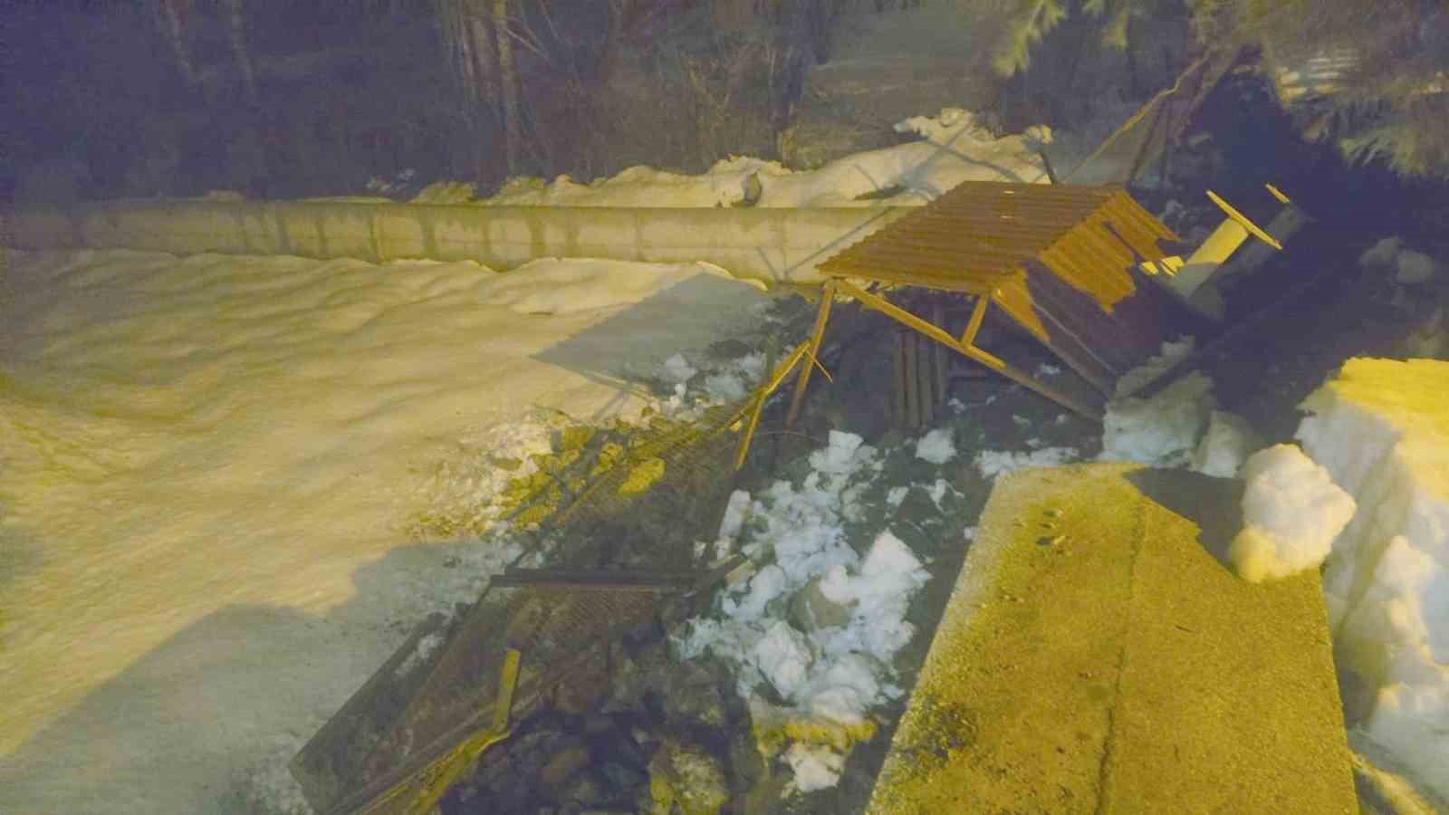 Hakkari’de istinat duvarı çöktü
