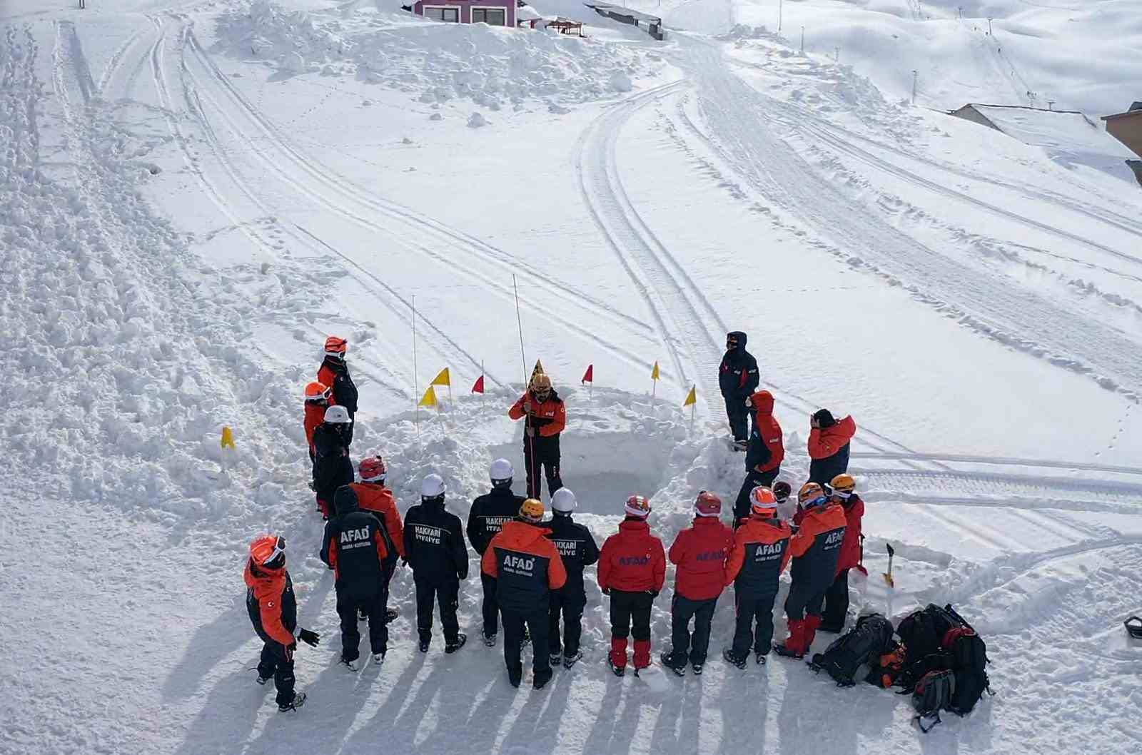 Hakkari’de itfaiye ve AFAD personeline ‘Çığda Farkındalık Eğitimi’ verildi
