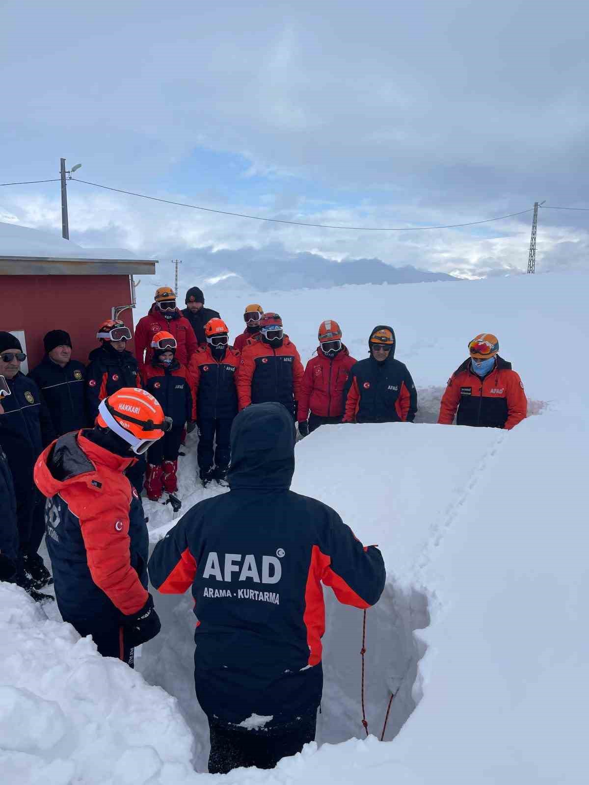 Hakkari’de itfaiye ve AFAD personeline ‘Çığda Farkındalık Eğitimi’ verildi
