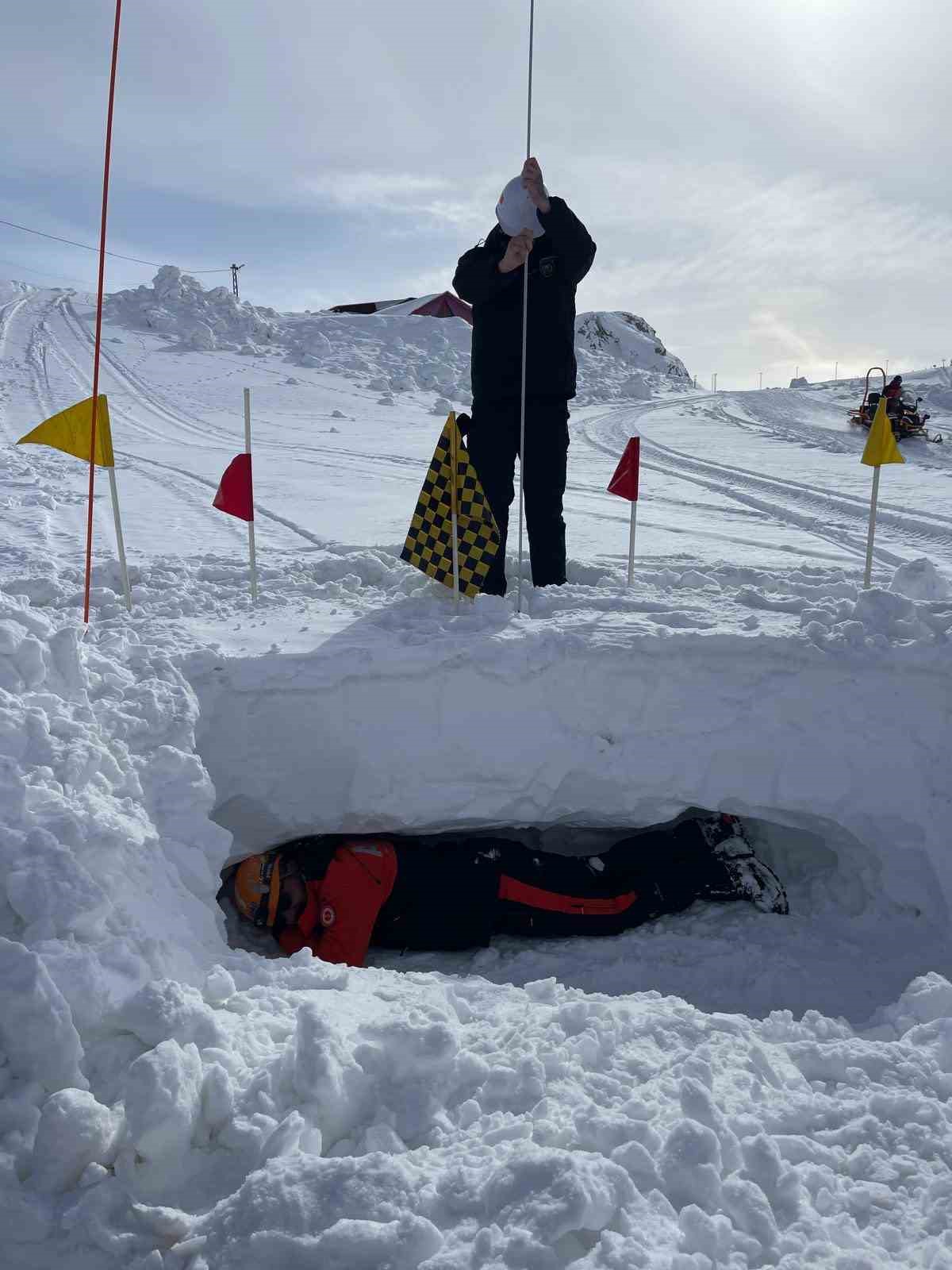 Hakkari’de itfaiye ve AFAD personeline ‘Çığda Farkındalık Eğitimi’ verildi
