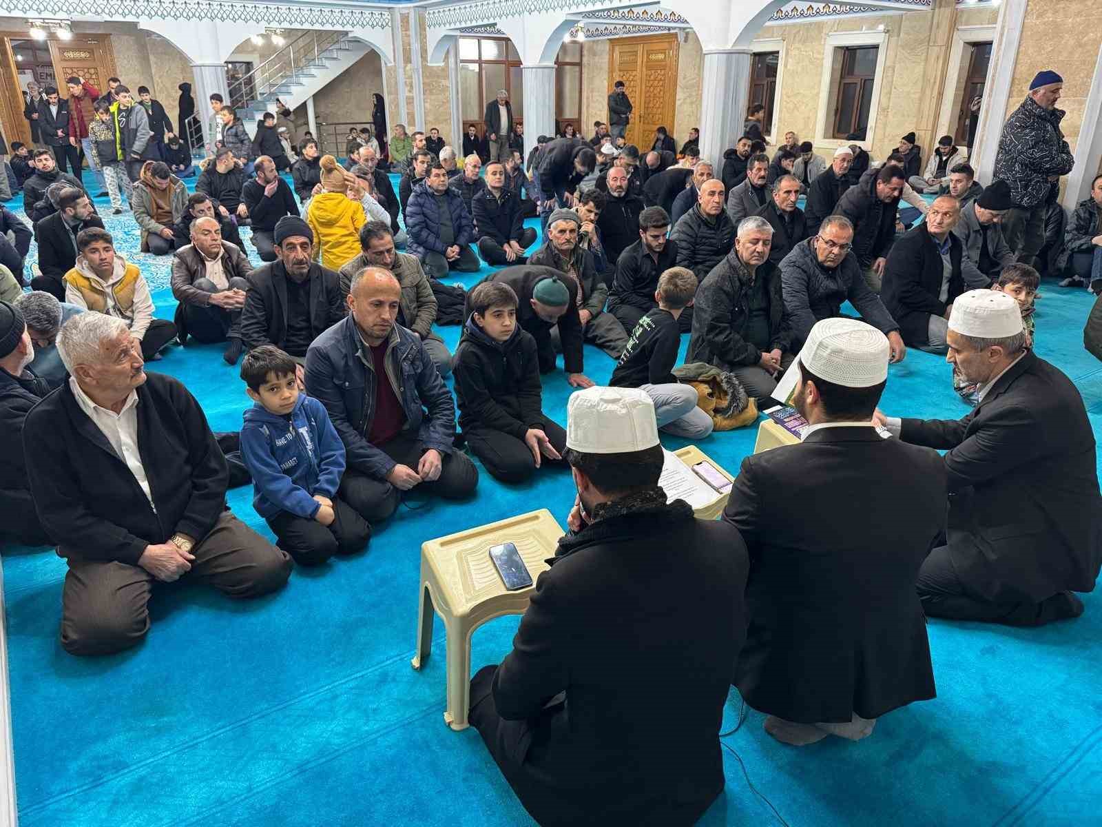 Hakkari’de Kadir Gecesi dualarla idrak edildi
