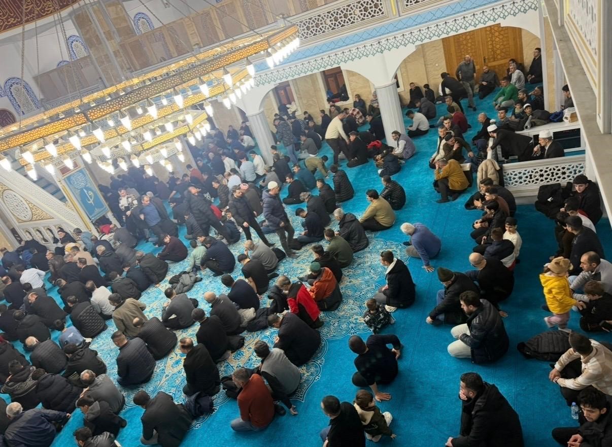 Hakkari’de Kadir Gecesi dualarla idrak edildi
