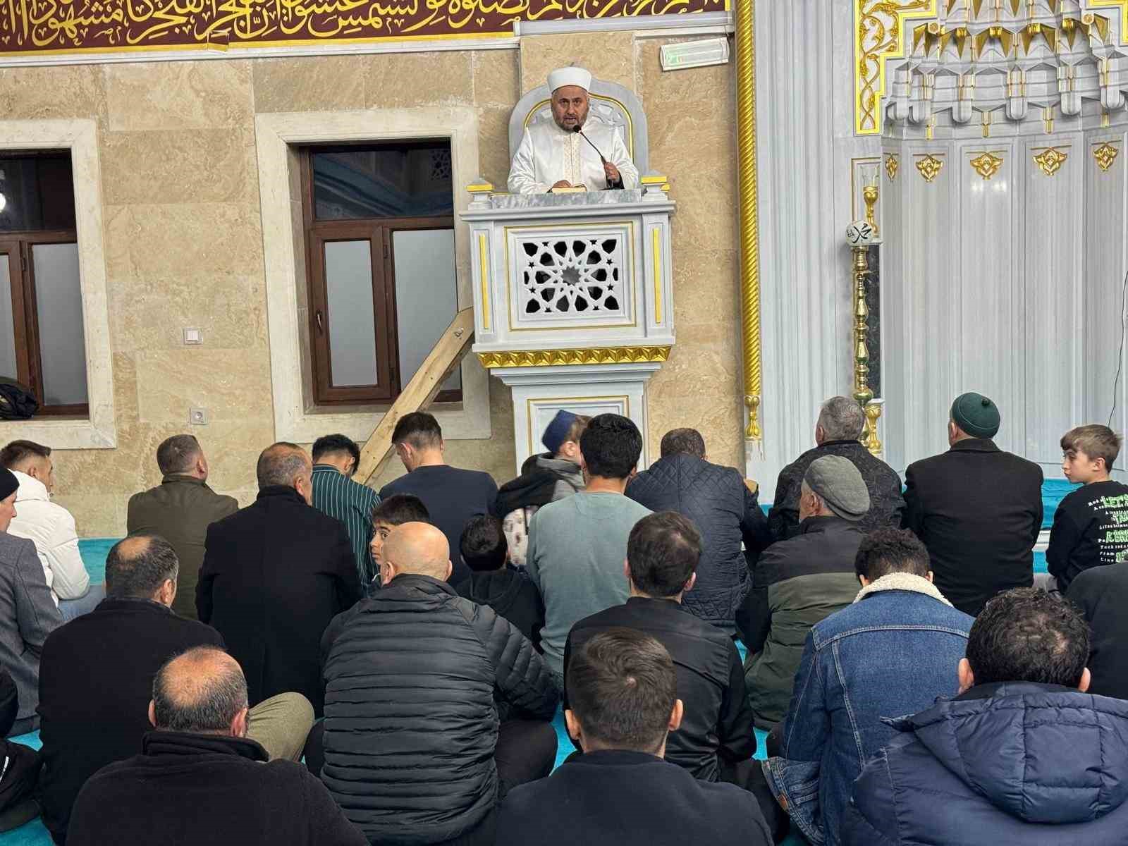 Hakkari’de Kadir Gecesi dualarla idrak edildi
