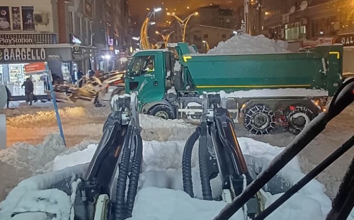 Hakkari’de kar dağları şehir dışına çıkartılıyor
