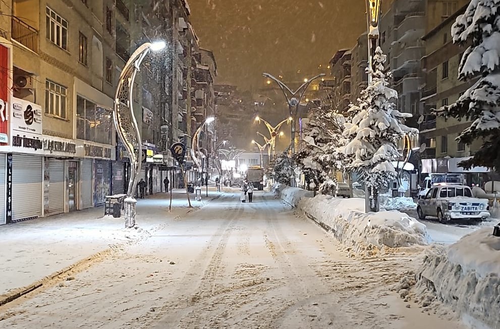 Hakkari’de kar dağları şehir dışına çıkartılıyor
