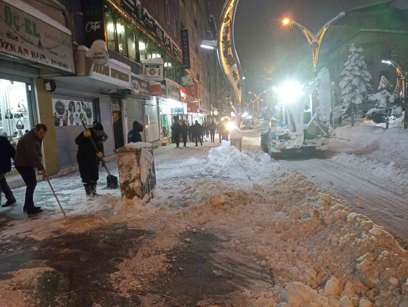 Hakkari’de kar dağları şehir dışına çıkartılıyor
