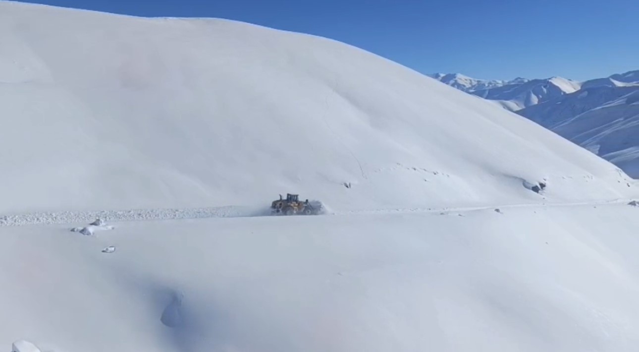 Hakkari’de kar esareti: 357 yol ulaşıma kapandı
