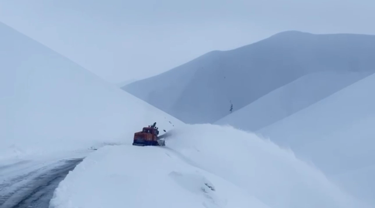 Hakkari’de kar esareti: 357 yol ulaşıma kapandı
