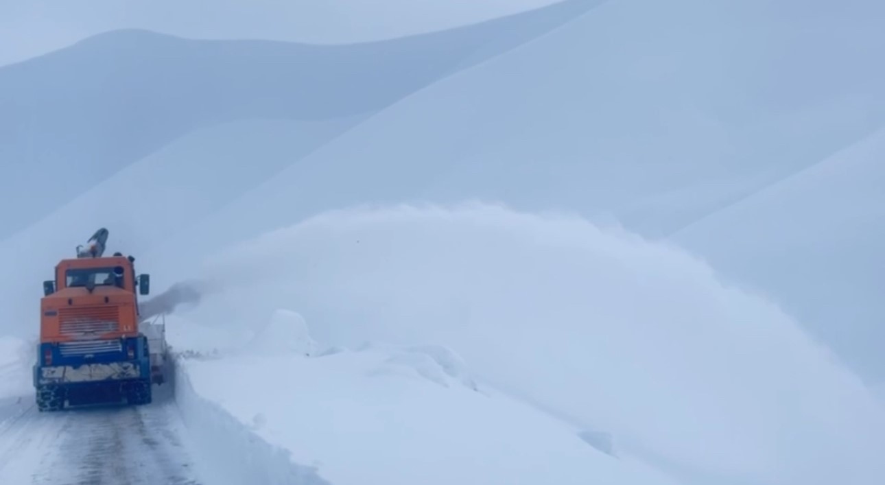 Hakkari’de kar esareti: 357 yol ulaşıma kapandı

