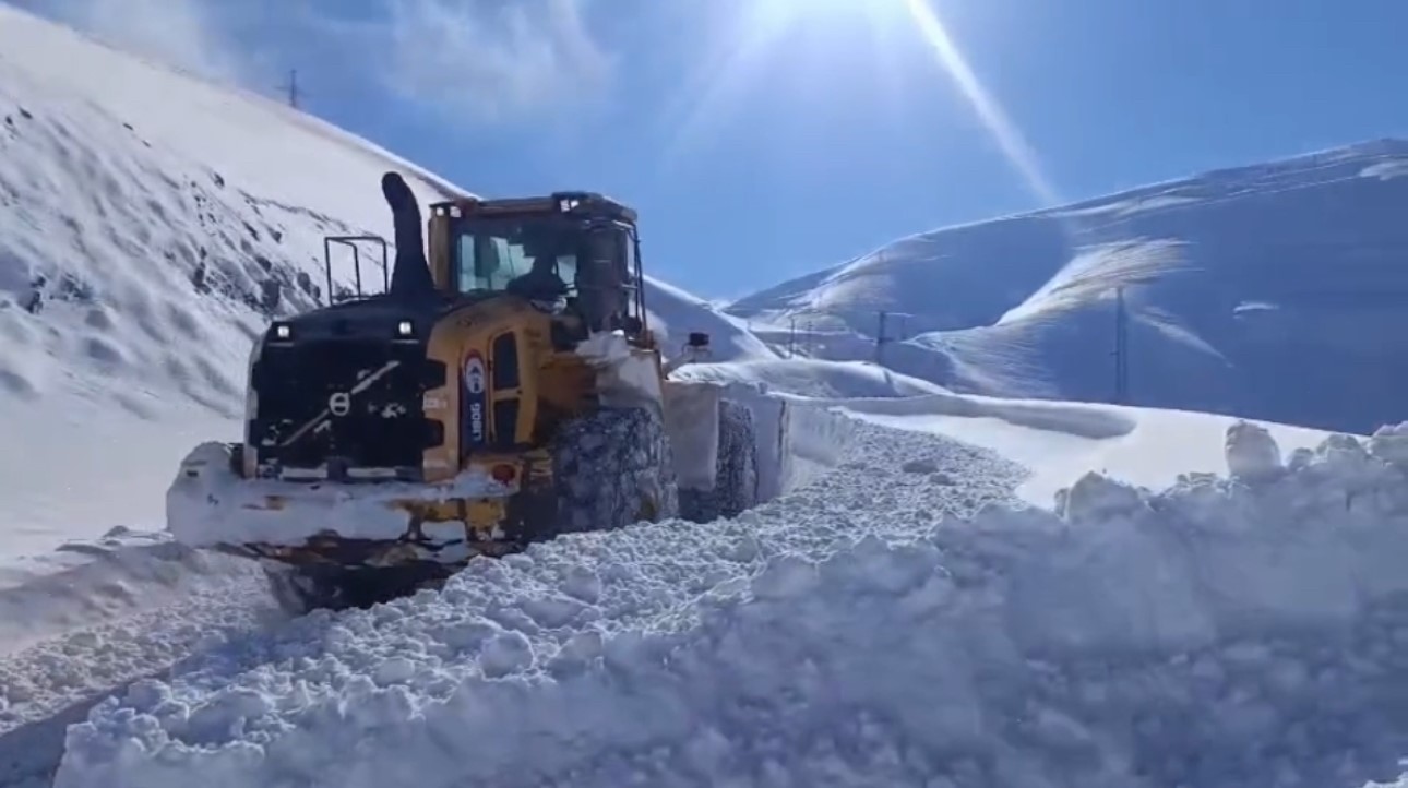 Hakkari’de kar esareti: 357 yol ulaşıma kapandı
