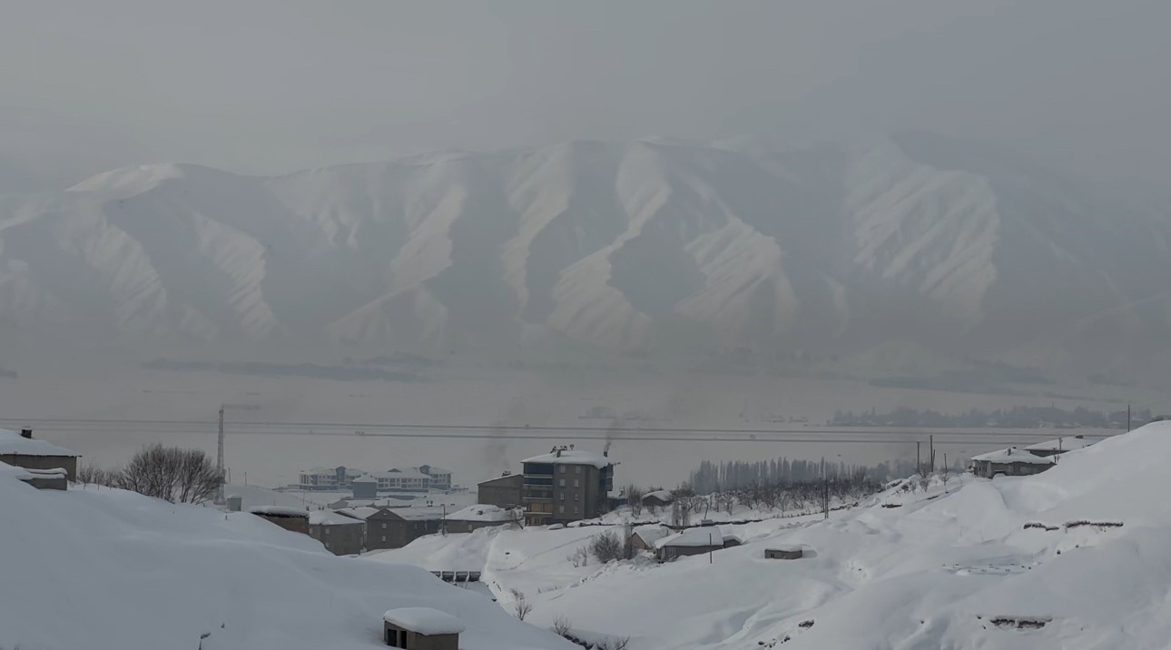 Hakkari’de kar yağışı: 229 yerleşim yerinin yolu kapandı

