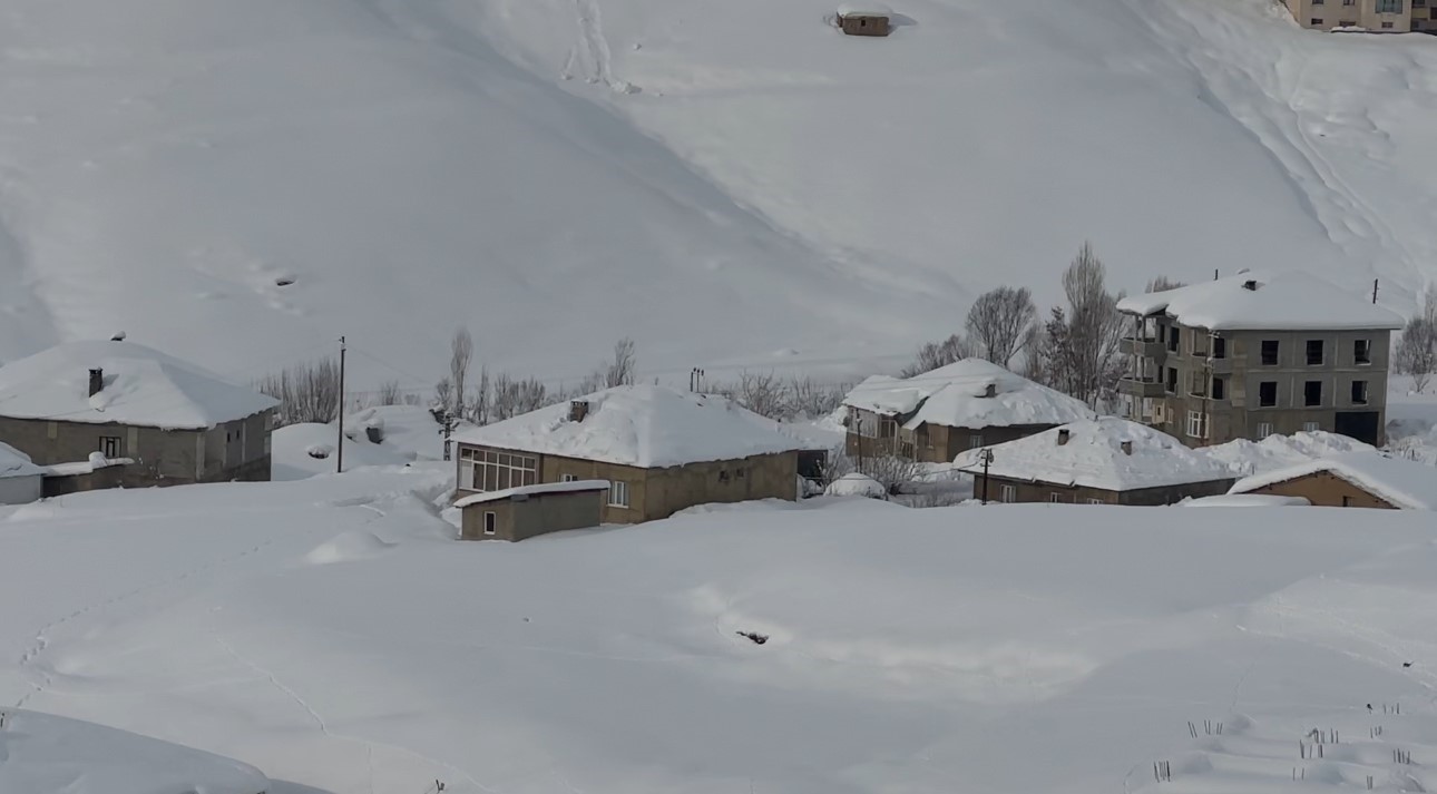 Hakkari’de kar yağışı: 229 yerleşim yerinin yolu kapandı
