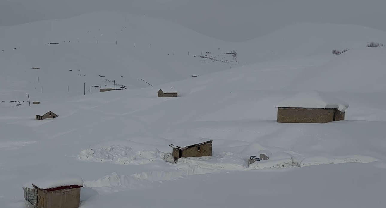 Hakkari’de kar yağışı: 229 yerleşim yerinin yolu kapandı

