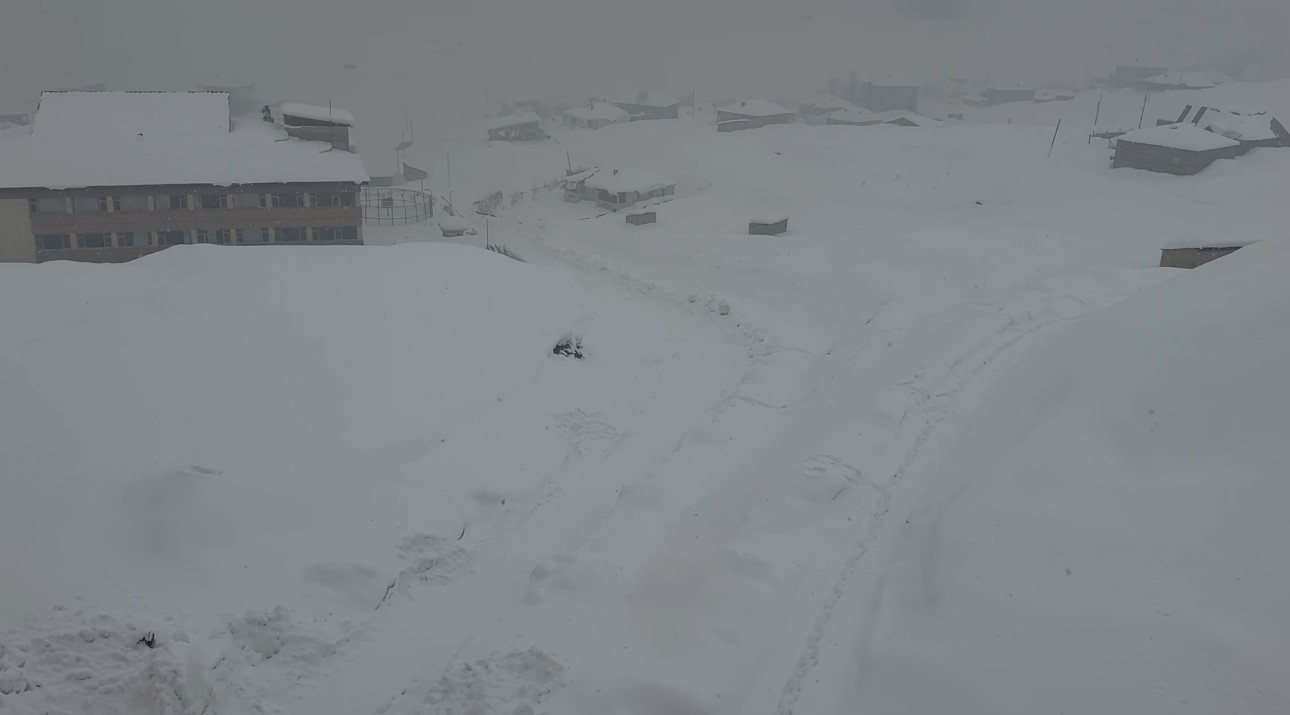 Hakkari’de kar yağışı: 43 yerleşim yerinin yolu kapandı
