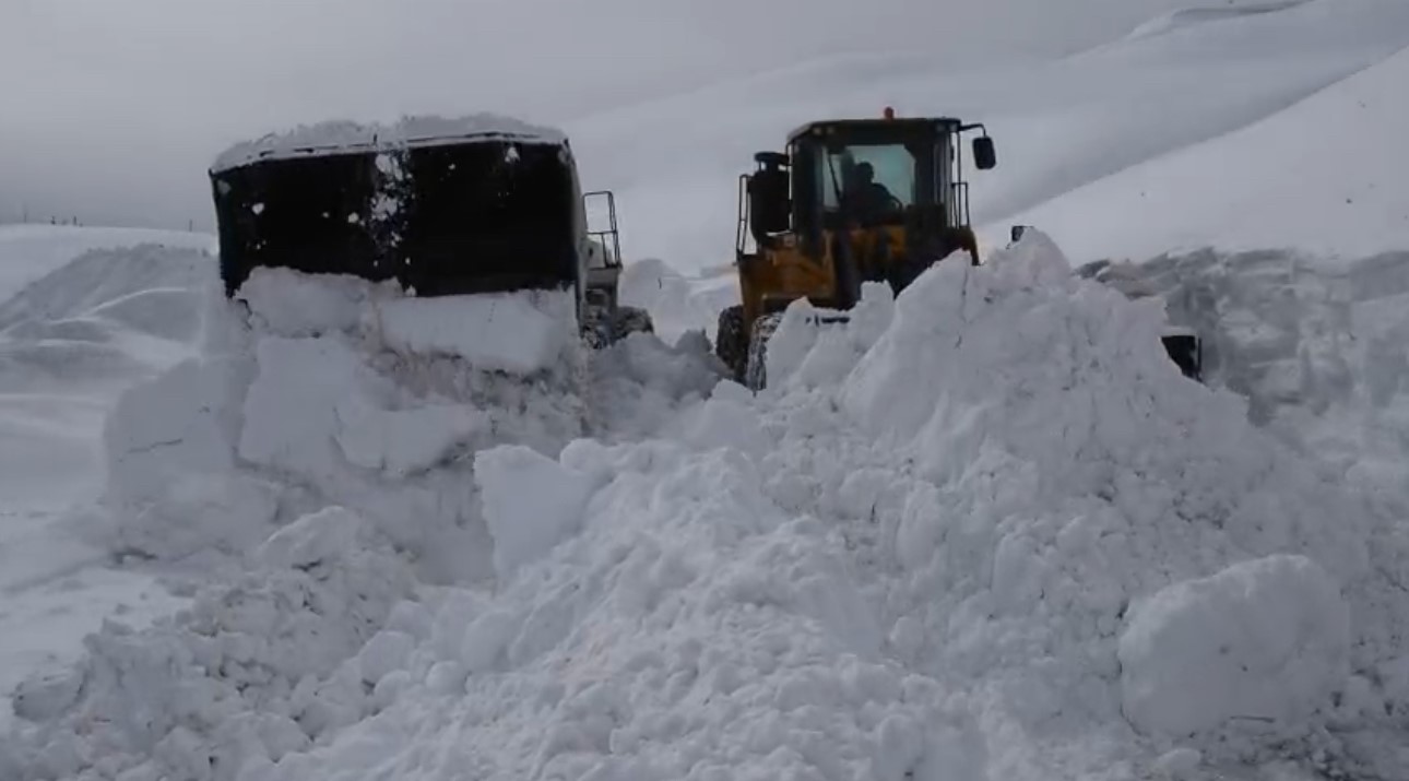Hakkari’de karla mücadele: 143 yerleşim yerinin yolu ulaşıma açıldı
