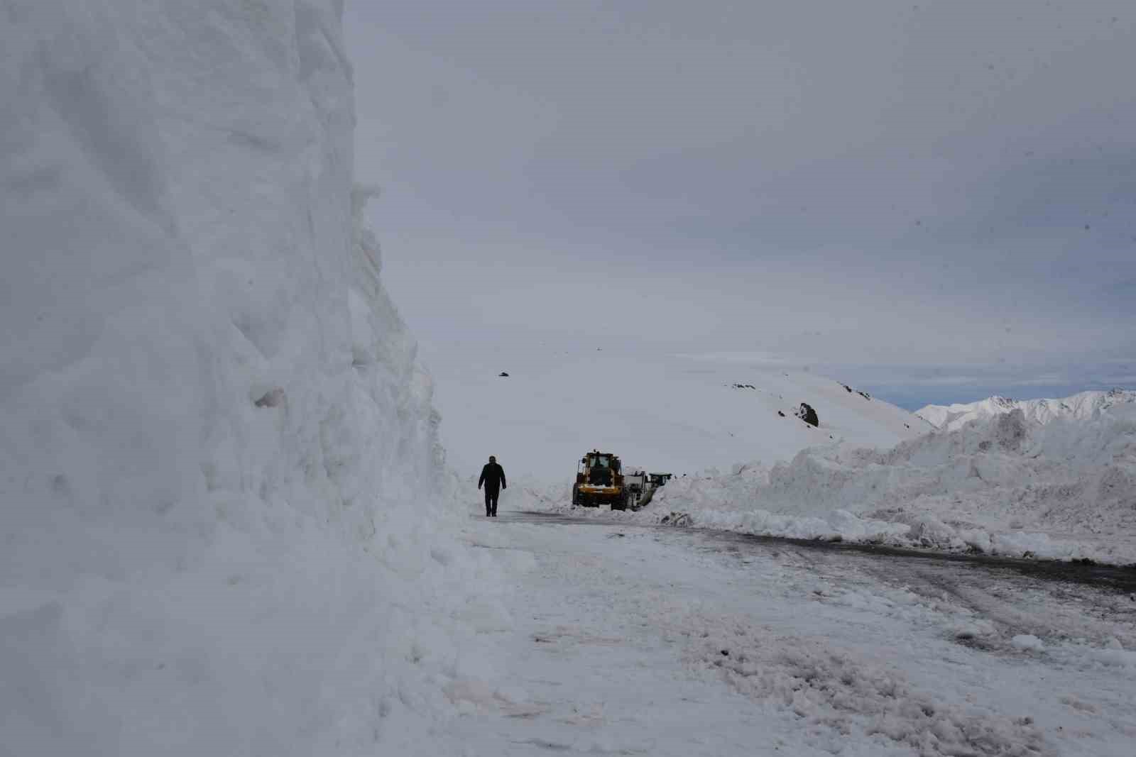 Hakkari’de karla mücadele: 143 yerleşim yerinin yolu ulaşıma açıldı

