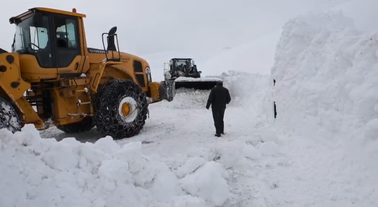 Hakkari’de karla mücadele: 143 yerleşim yerinin yolu ulaşıma açıldı
