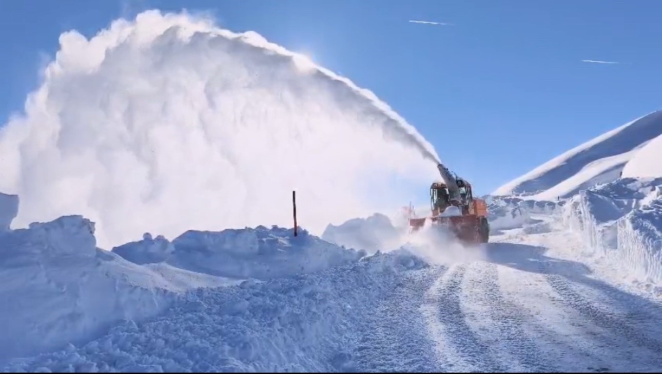 Hakkari’de karla mücadele: 294 yerleşim yerinin yolu ulaşıma açıldı
