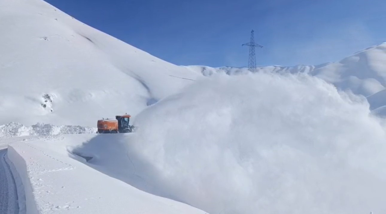 Hakkari’de karla mücadele: 294 yerleşim yerinin yolu ulaşıma açıldı
