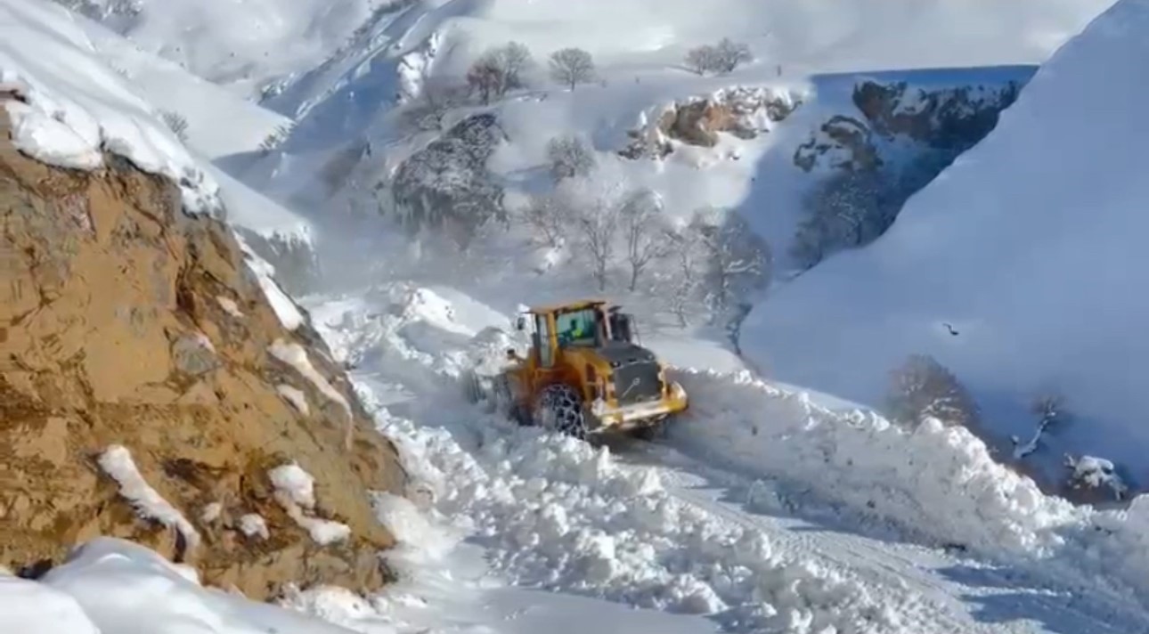 Hakkari’de karla mücadele: 294 yerleşim yerinin yolu ulaşıma açıldı
