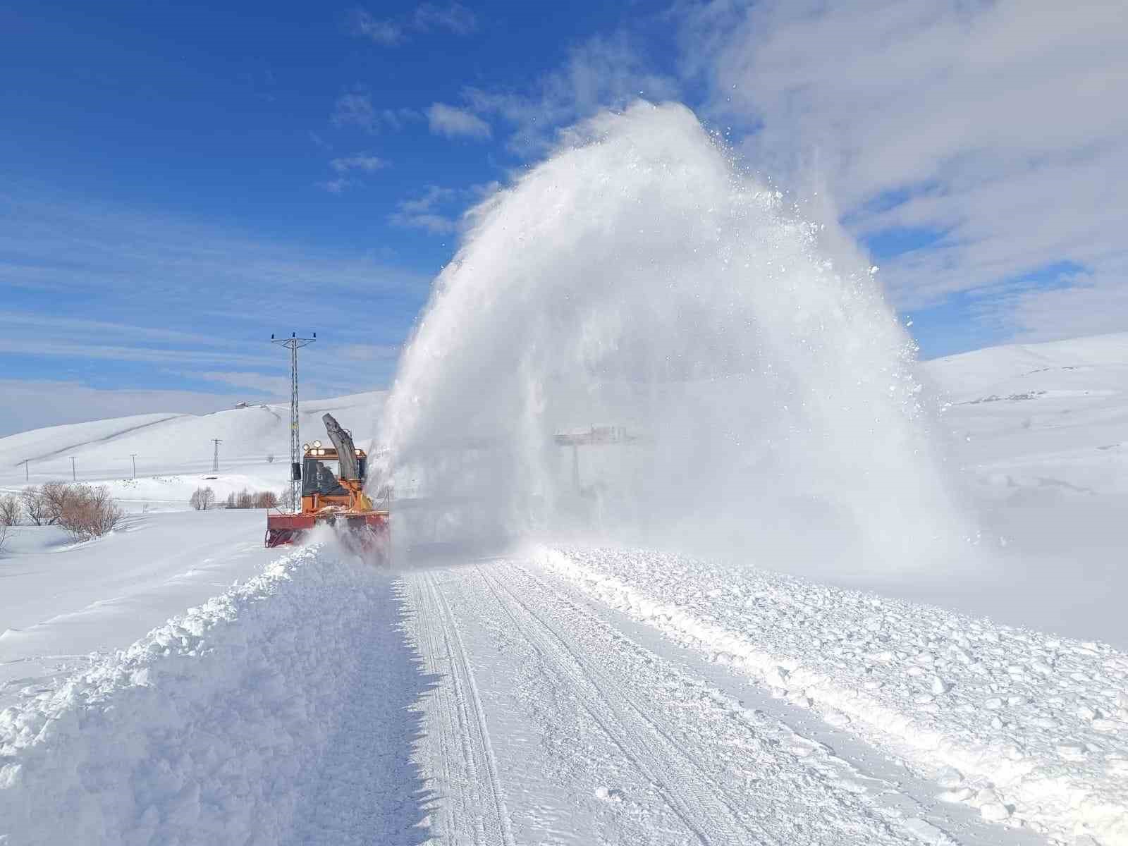Hakkari’de karla mücadele: 294 yerleşim yerinin yolu ulaşıma açıldı
