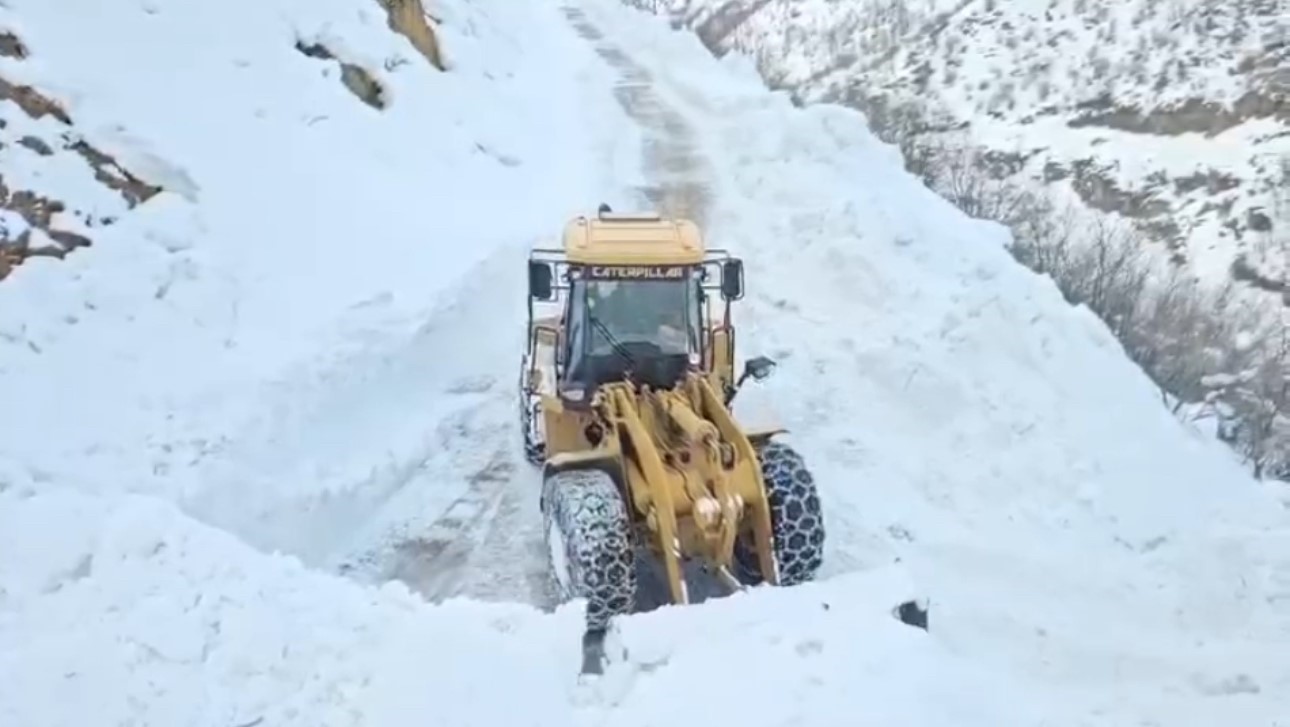 Hakkari’de karla mücadele: 294 yerleşim yerinin yolu ulaşıma açıldı
