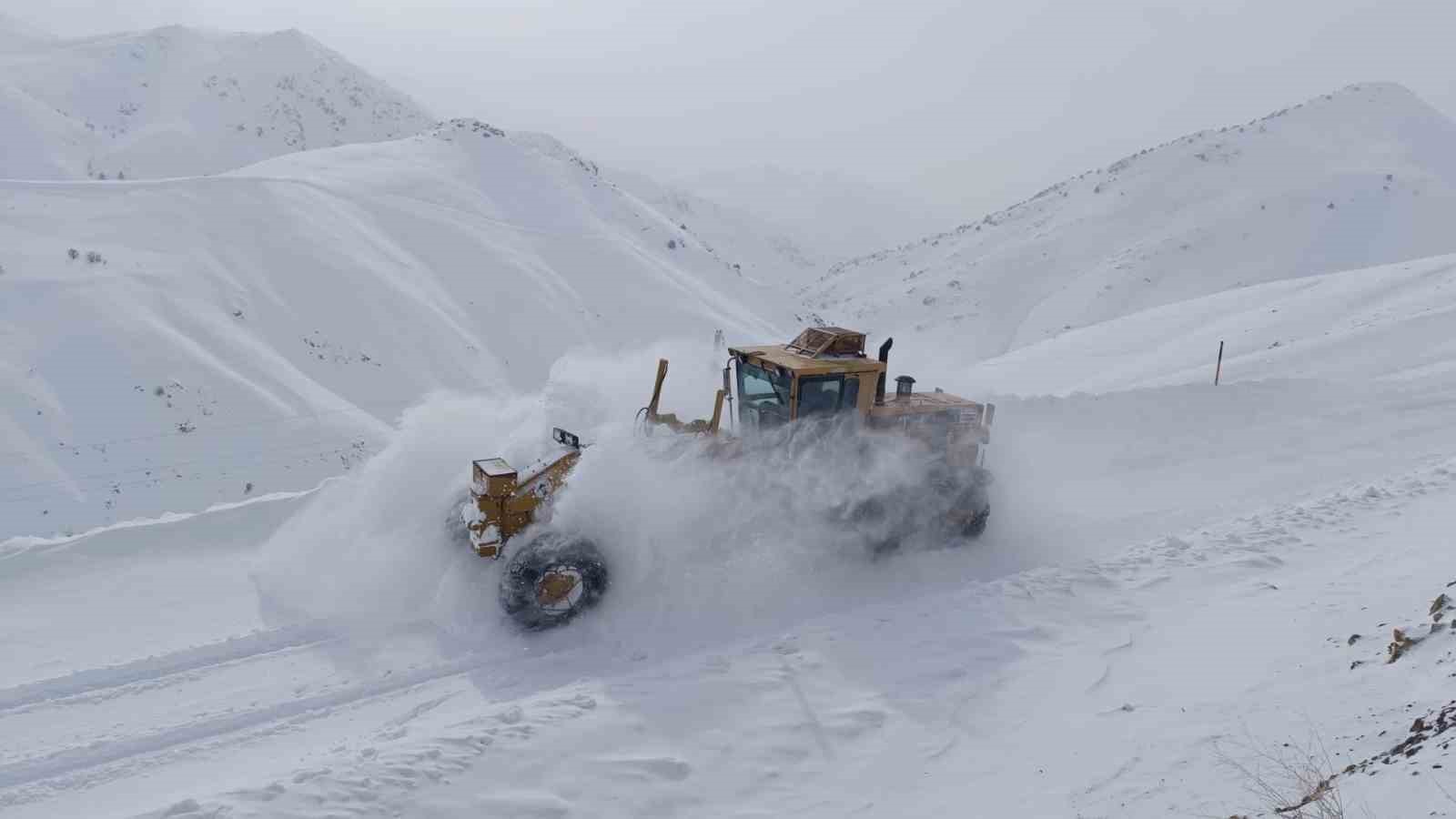 Hakkari’de karla mücadele: 294 yerleşim yerinin yolu ulaşıma açıldı
