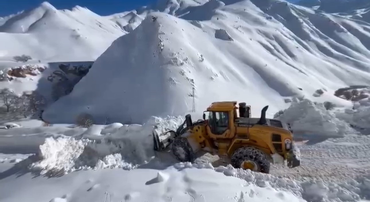 Hakkari’de karla mücadele: 294 yerleşim yerinin yolu ulaşıma açıldı
