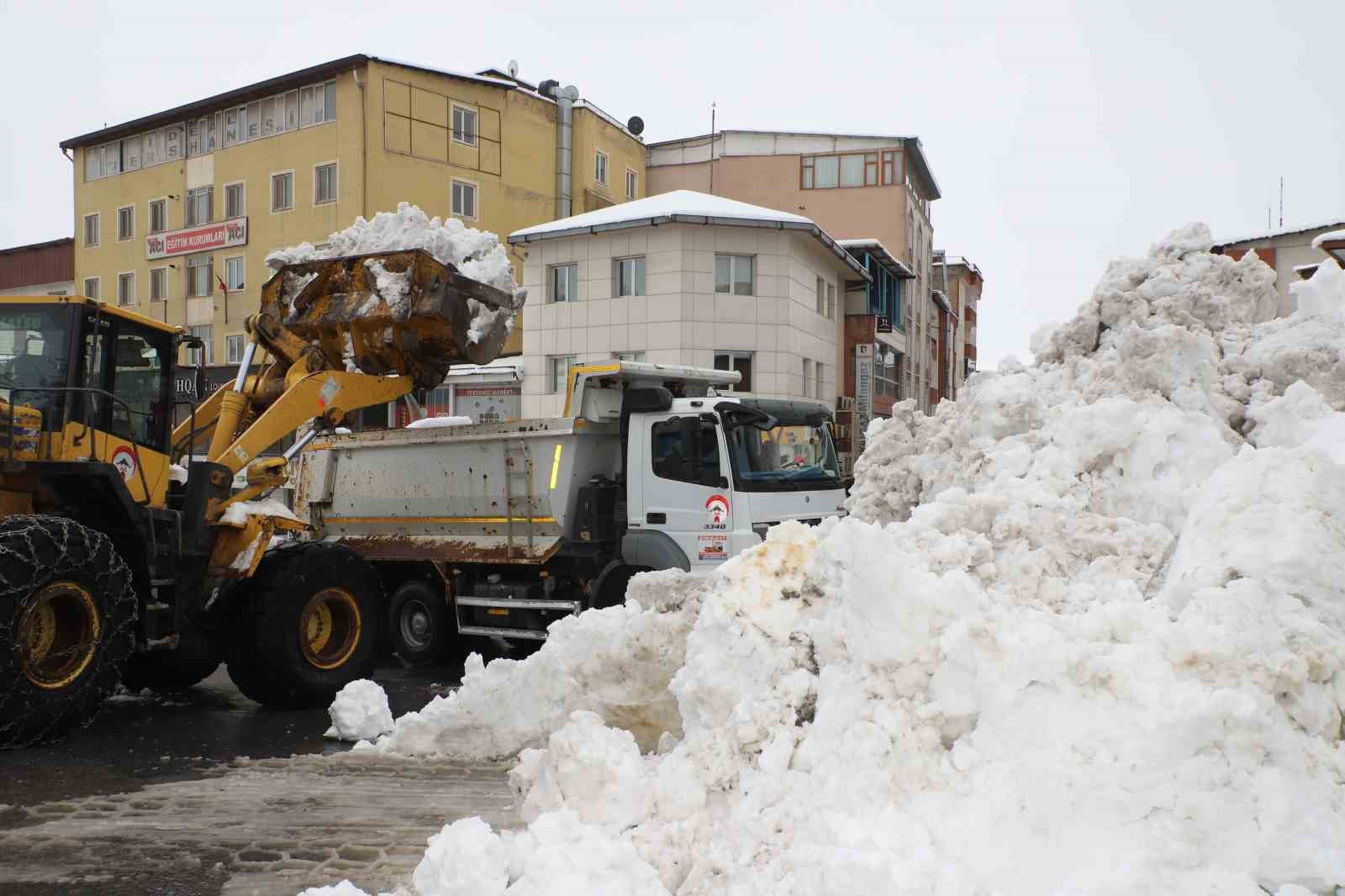 Hakkari’de karla mücadele çalışmaları aralıksız sürüyor
