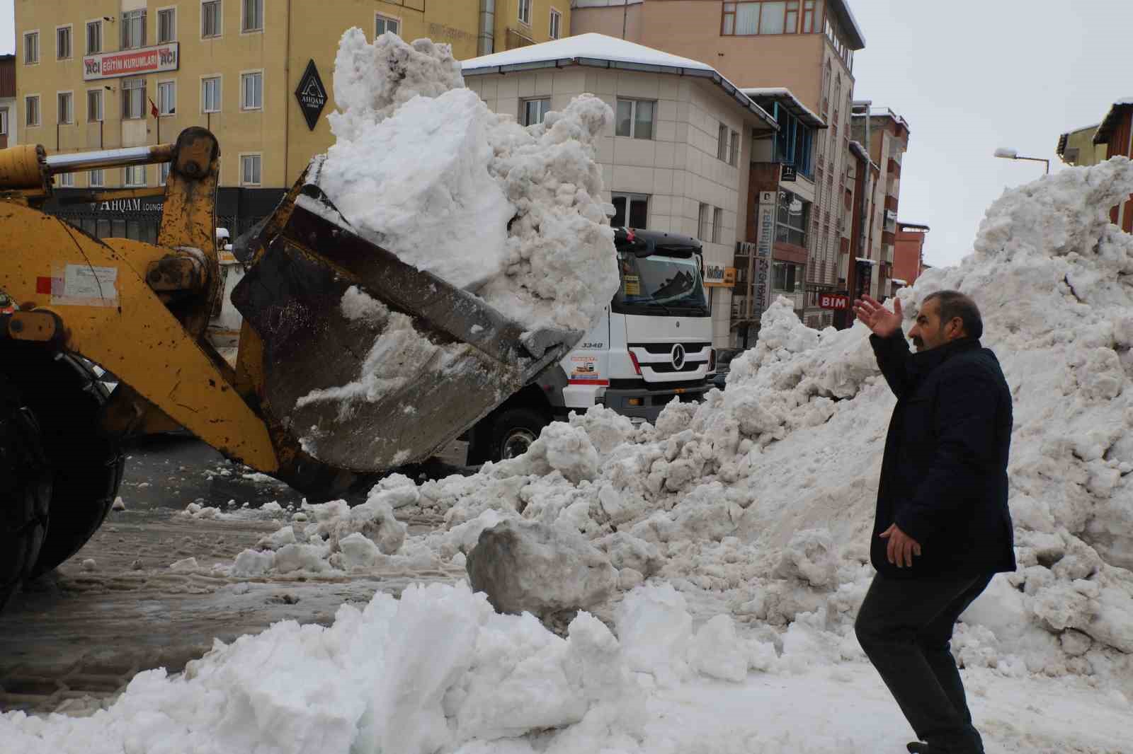 Hakkari’de karla mücadele çalışmaları aralıksız sürüyor

