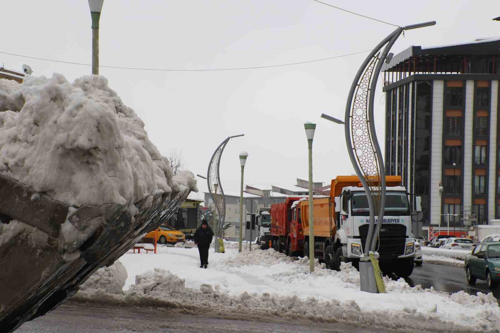 Hakkari’de karla mücadele çalışmaları aralıksız sürüyor
