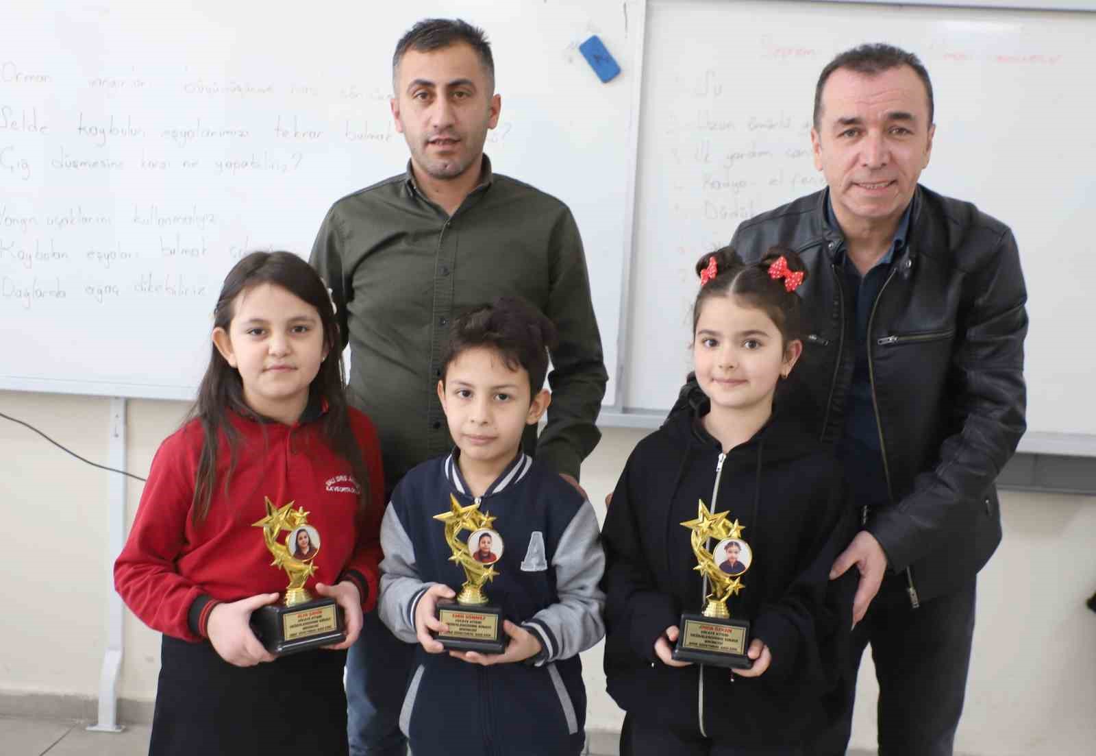 Hakkari’de öğrencilerin başarısı kupayla taçlandı
