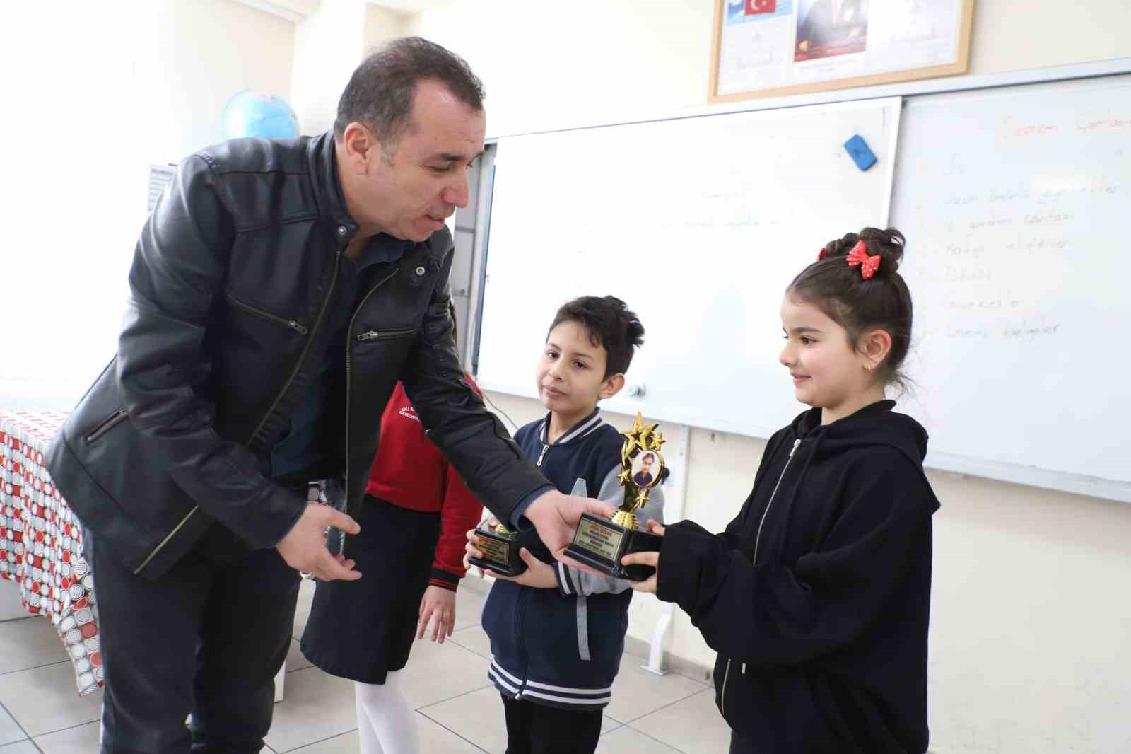 Hakkari’de öğrencilerin başarısı kupayla taçlandı
