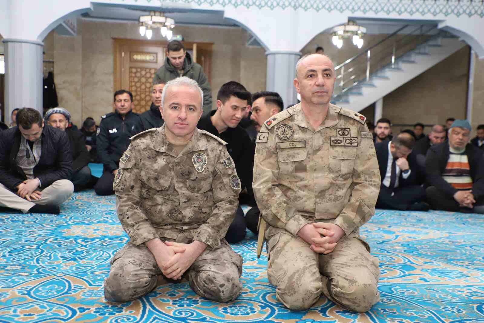 Hakkari’de şehitler için mevlit okutuldu
