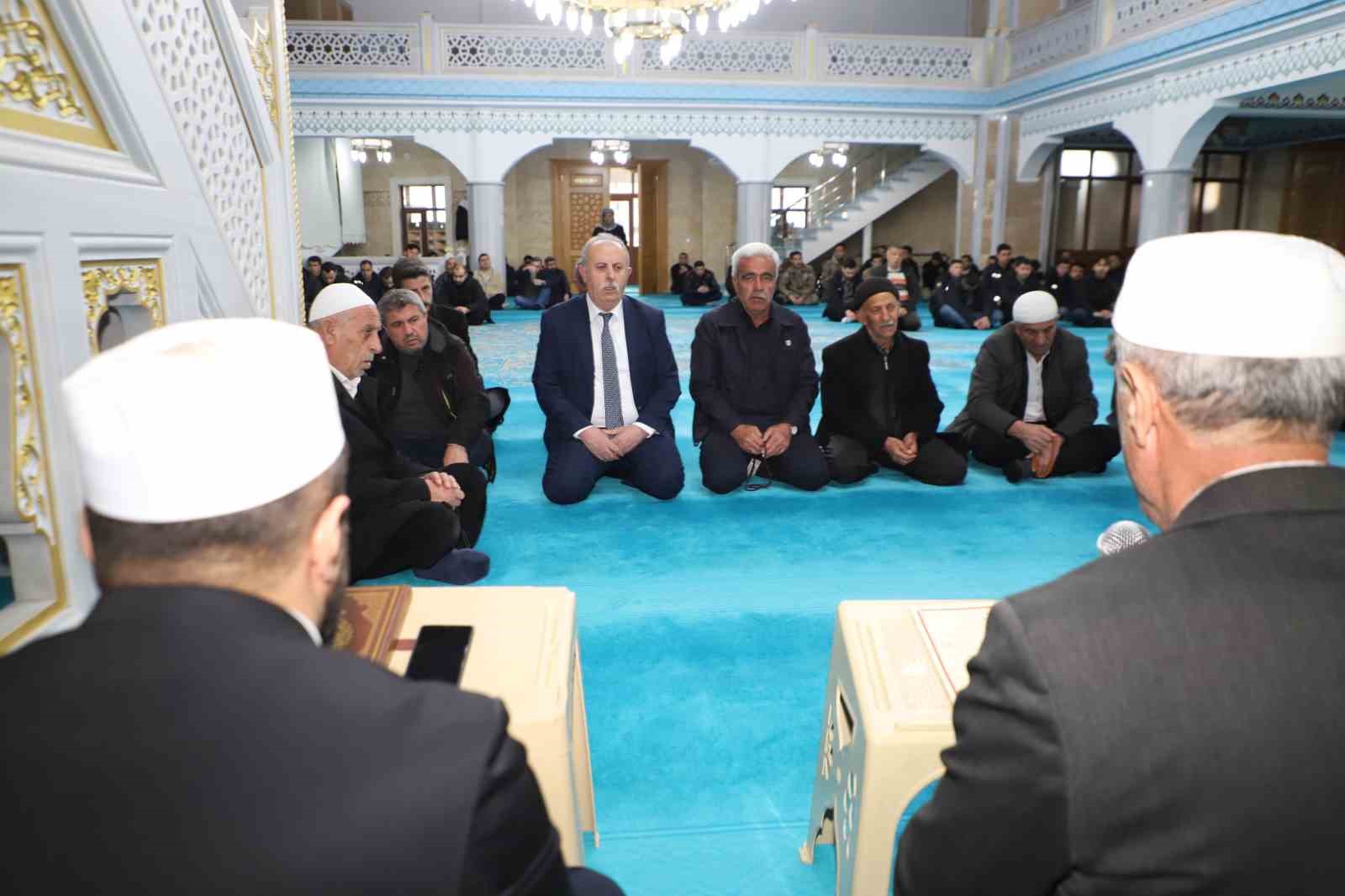 Hakkari’de şehitler için mevlit okutuldu
