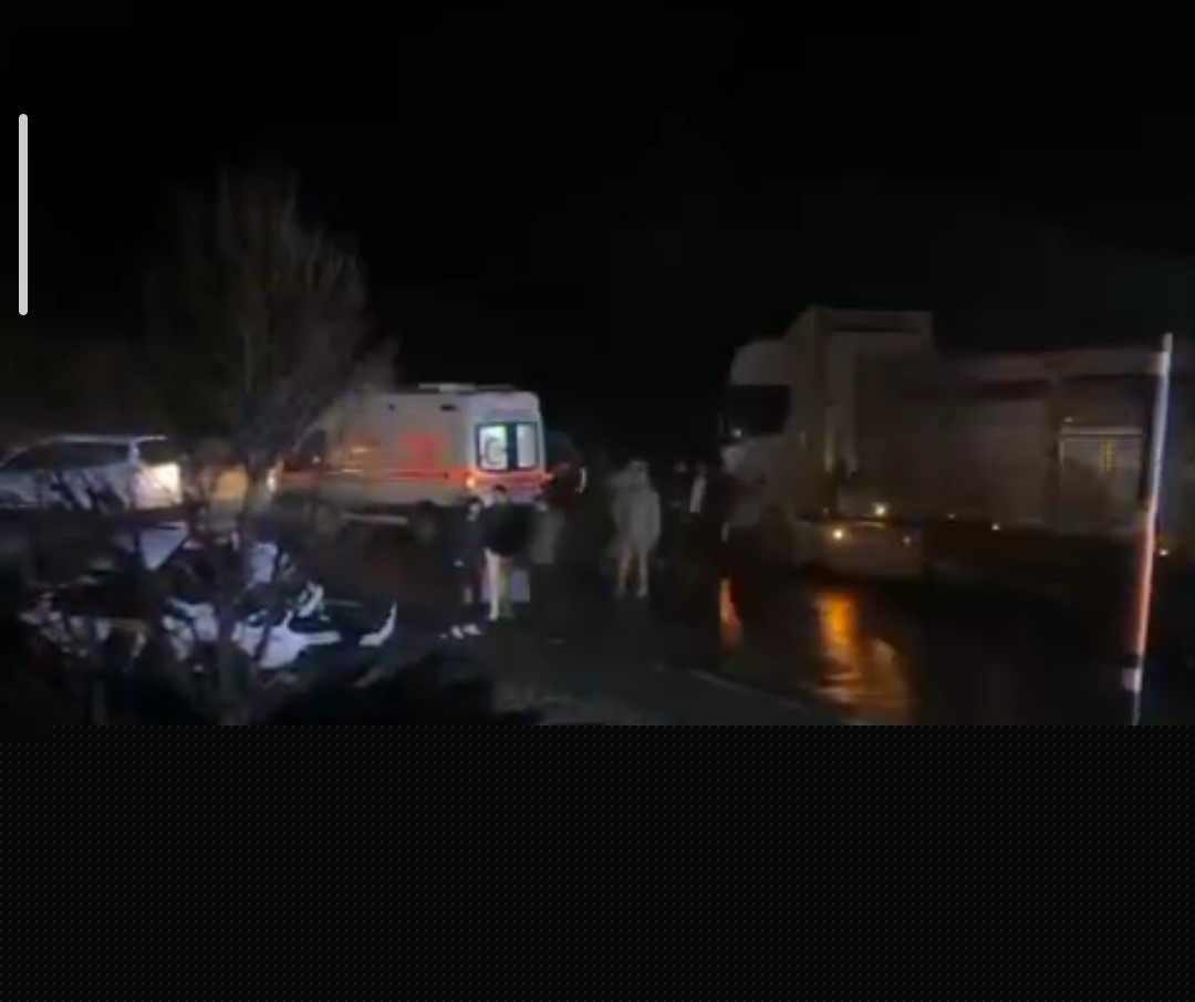 Hakkâri’de tır otomobille çarpıştı: 2 yaralı
