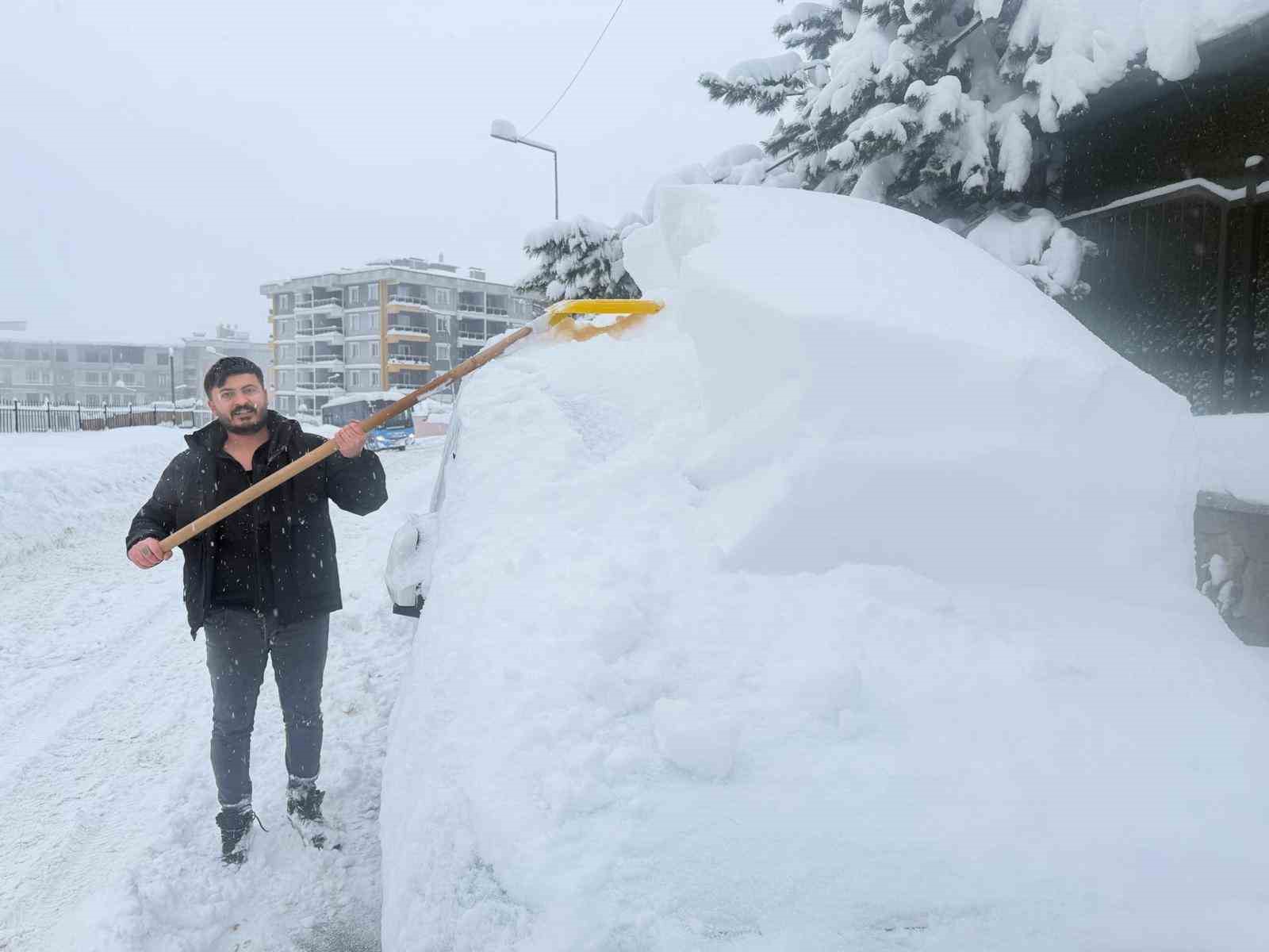 Hakkari’de tonlarca kar şehir dışına taşınıyor
