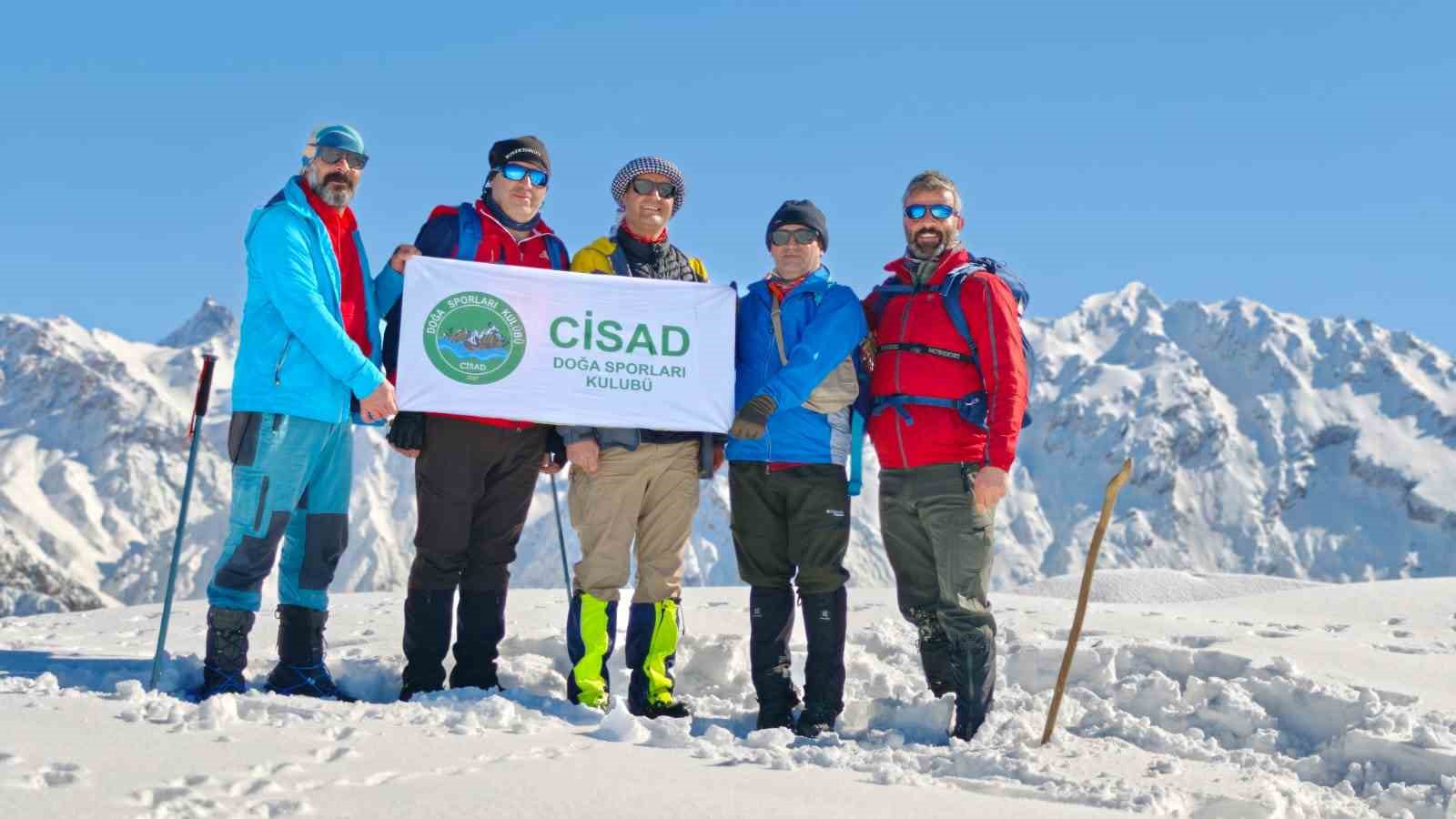 Hakkari’de Vatan Tepesi’ne zorlu kış tırmanışı
