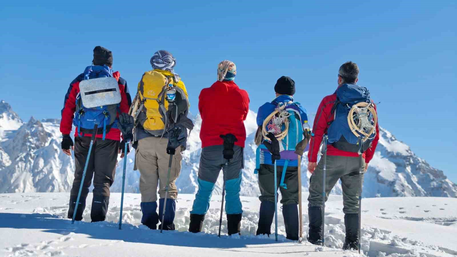 Hakkari’de Vatan Tepesi’ne zorlu kış tırmanışı
