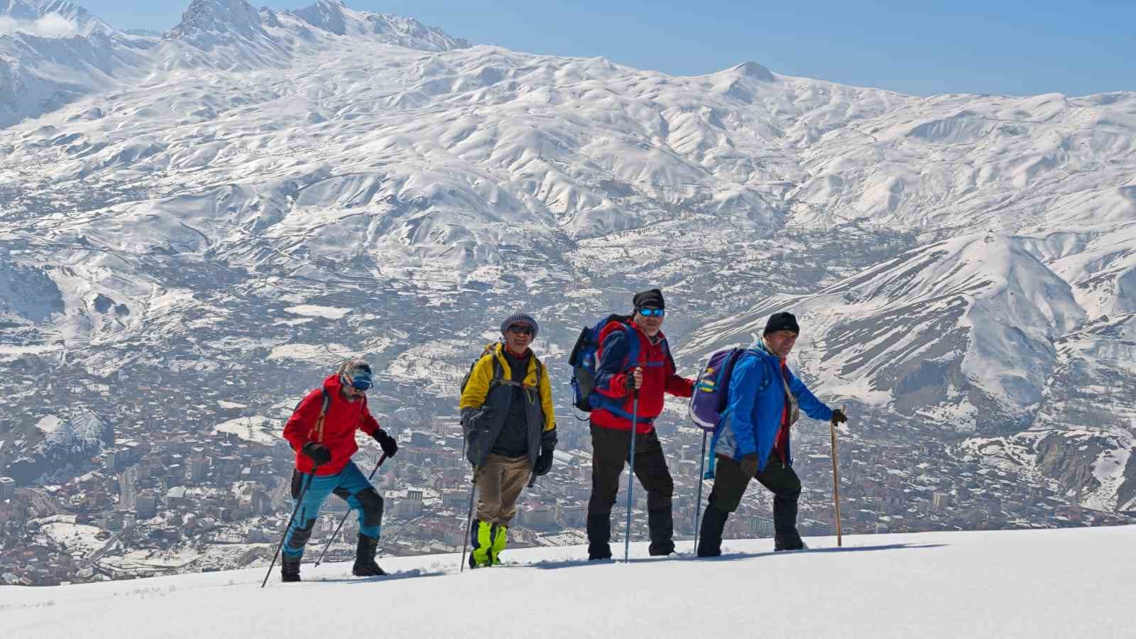 Hakkari’de Vatan Tepesi’ne zorlu kış tırmanışı
