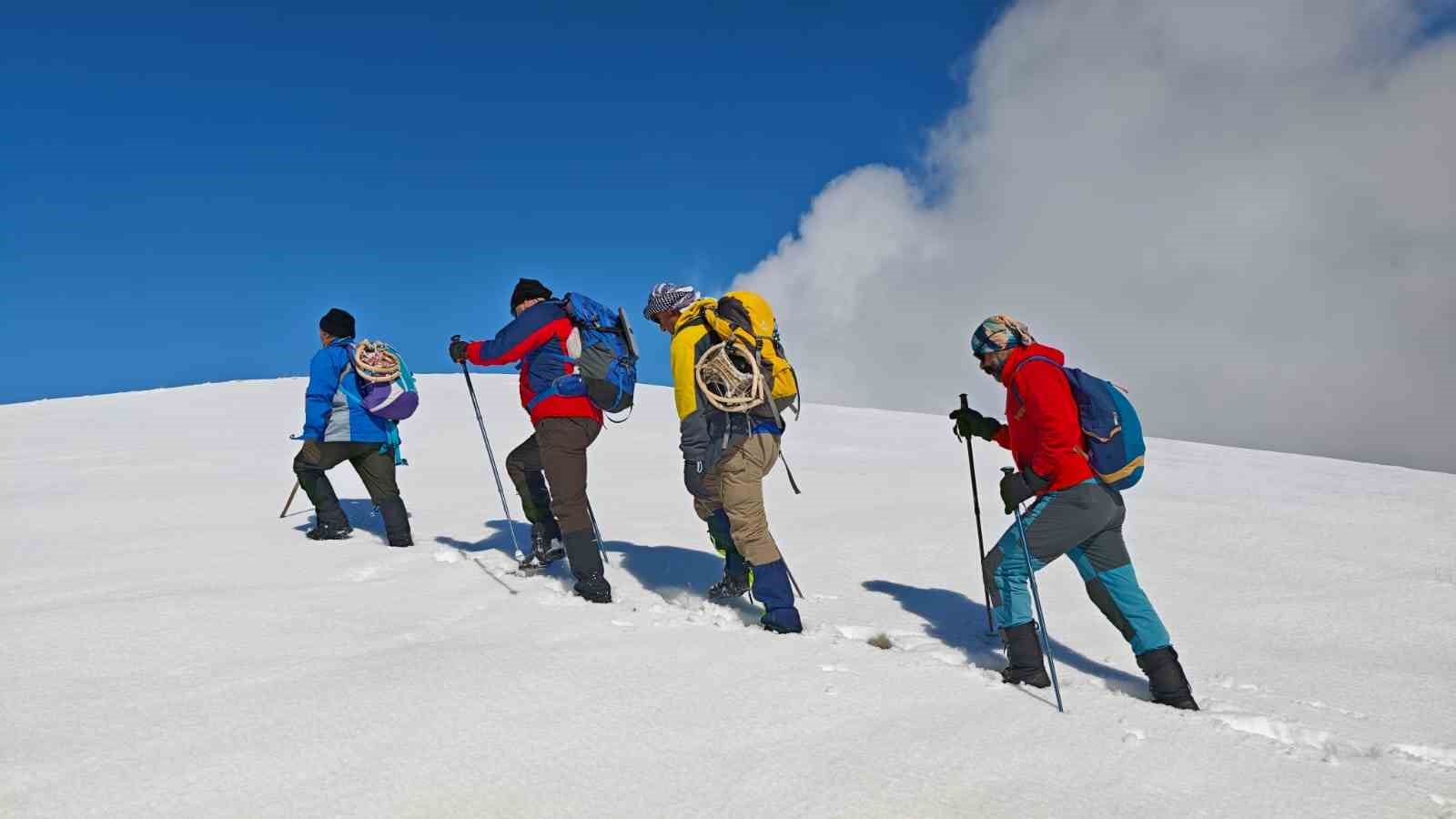 Hakkari’de Vatan Tepesi’ne zorlu kış tırmanışı
