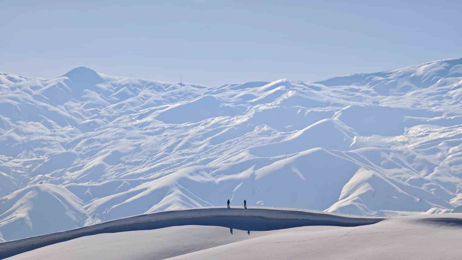 Hakkari’de Vatan Tepesi’ne zorlu kış tırmanışı
