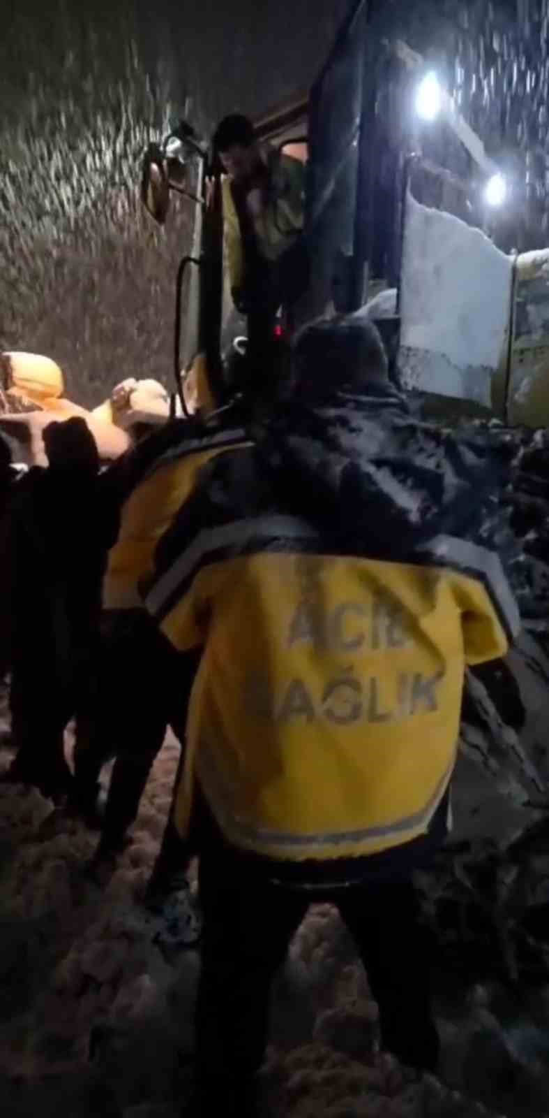 Hakkari’de yaşam mesaisi: Kar engelini iş makineleriyle aştılar
