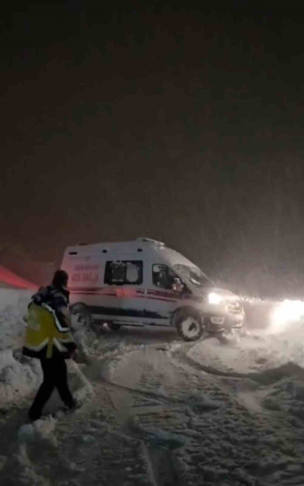 Hakkari’de yaşam mesaisi: Kar engelini iş makineleriyle aştılar
