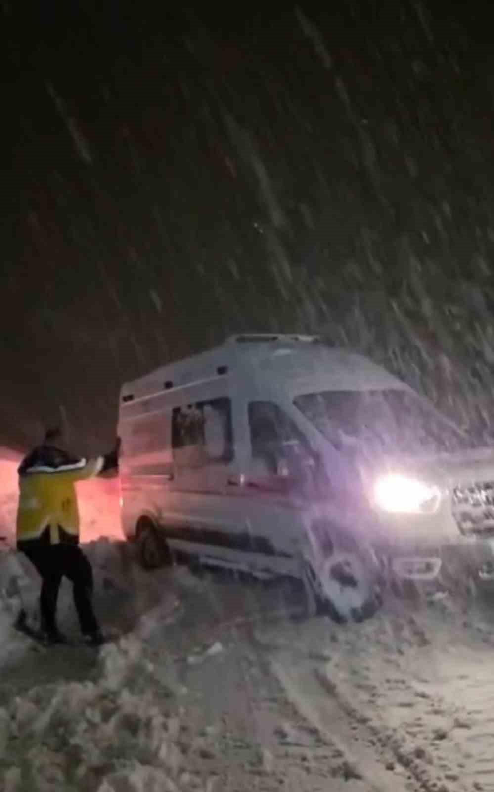 Hakkari’de yaşam mesaisi: Kar engelini iş makineleriyle aştılar
