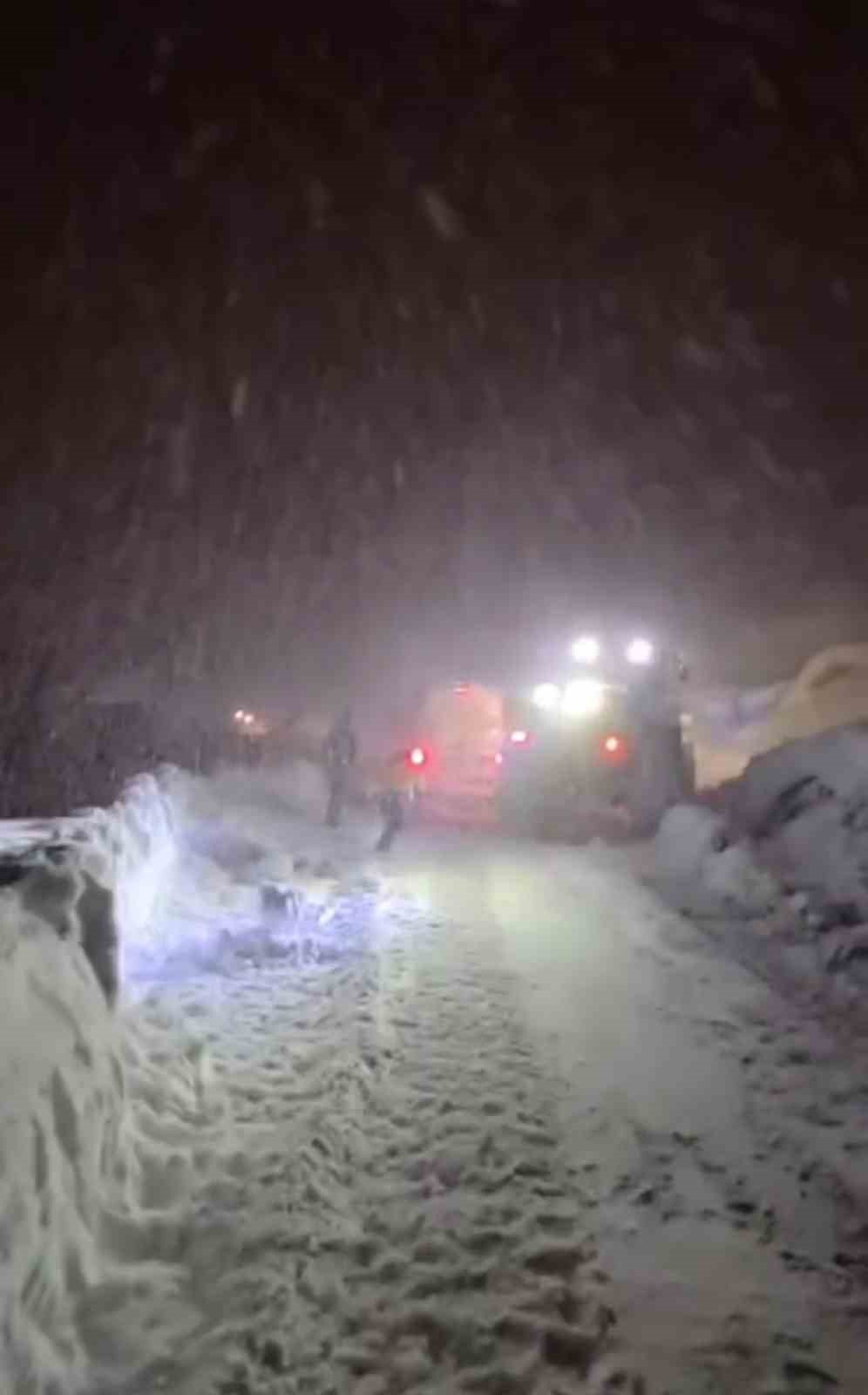 Hakkari’de yaşam mesaisi: Kar engelini iş makineleriyle aştılar
