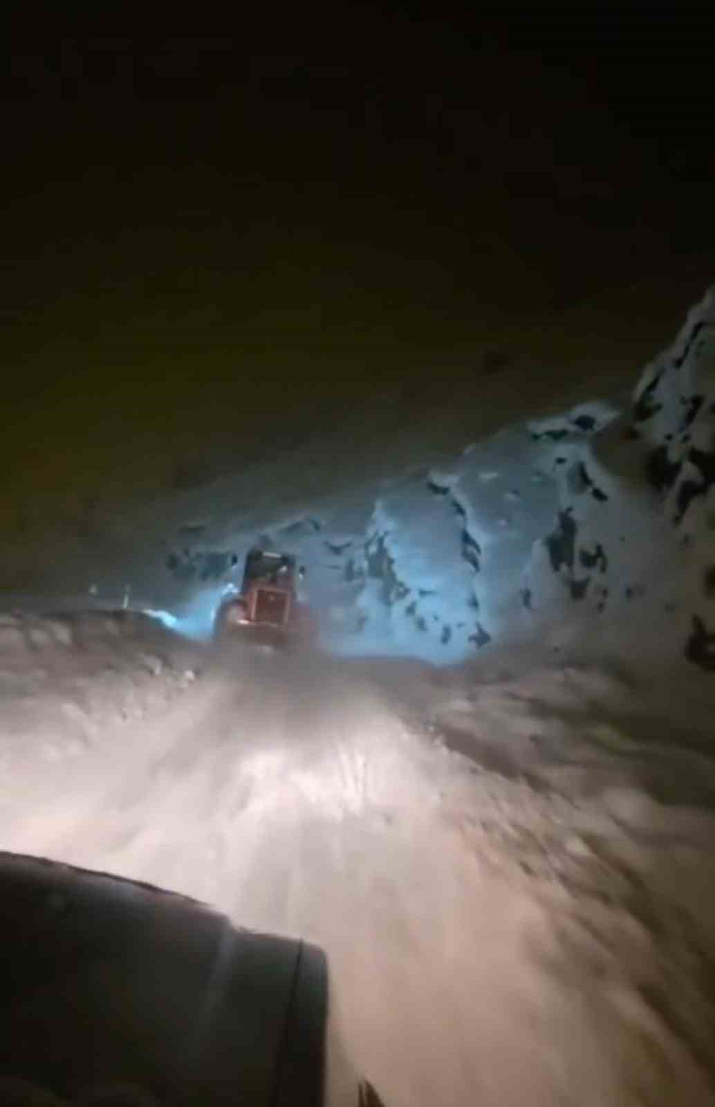 Hakkari’de yaşam mesaisi: Kar engelini iş makineleriyle aştılar
