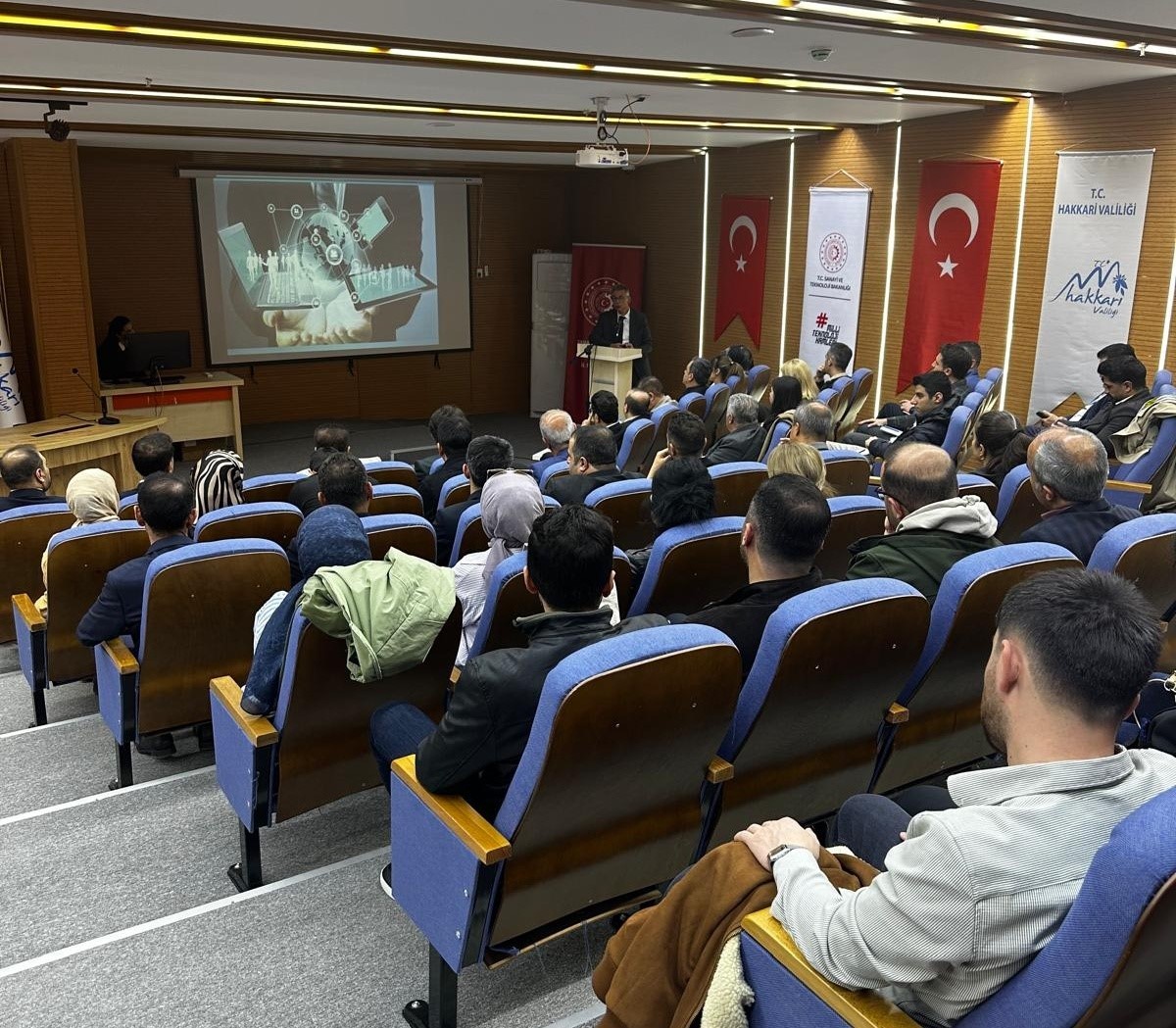 Hakkari’de "Yeni Nesil İletişim" paneli düzenlendi
