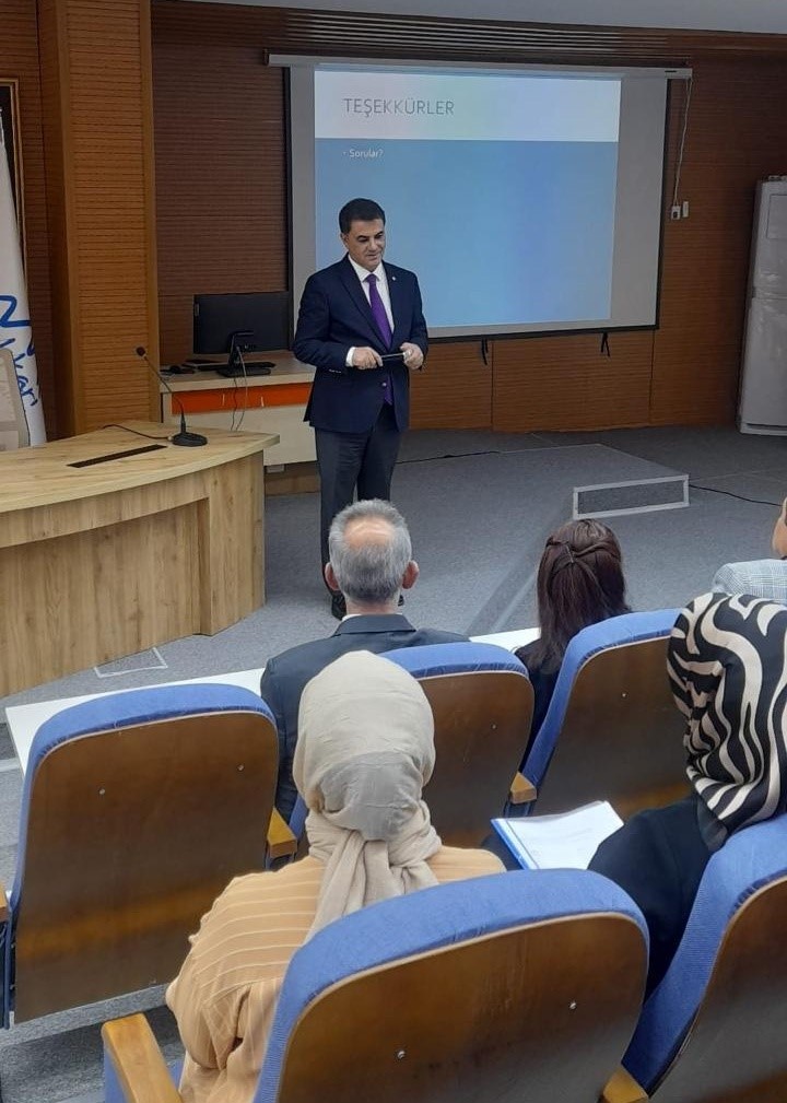 Hakkari’de "Yeni Nesil İletişim" paneli düzenlendi
