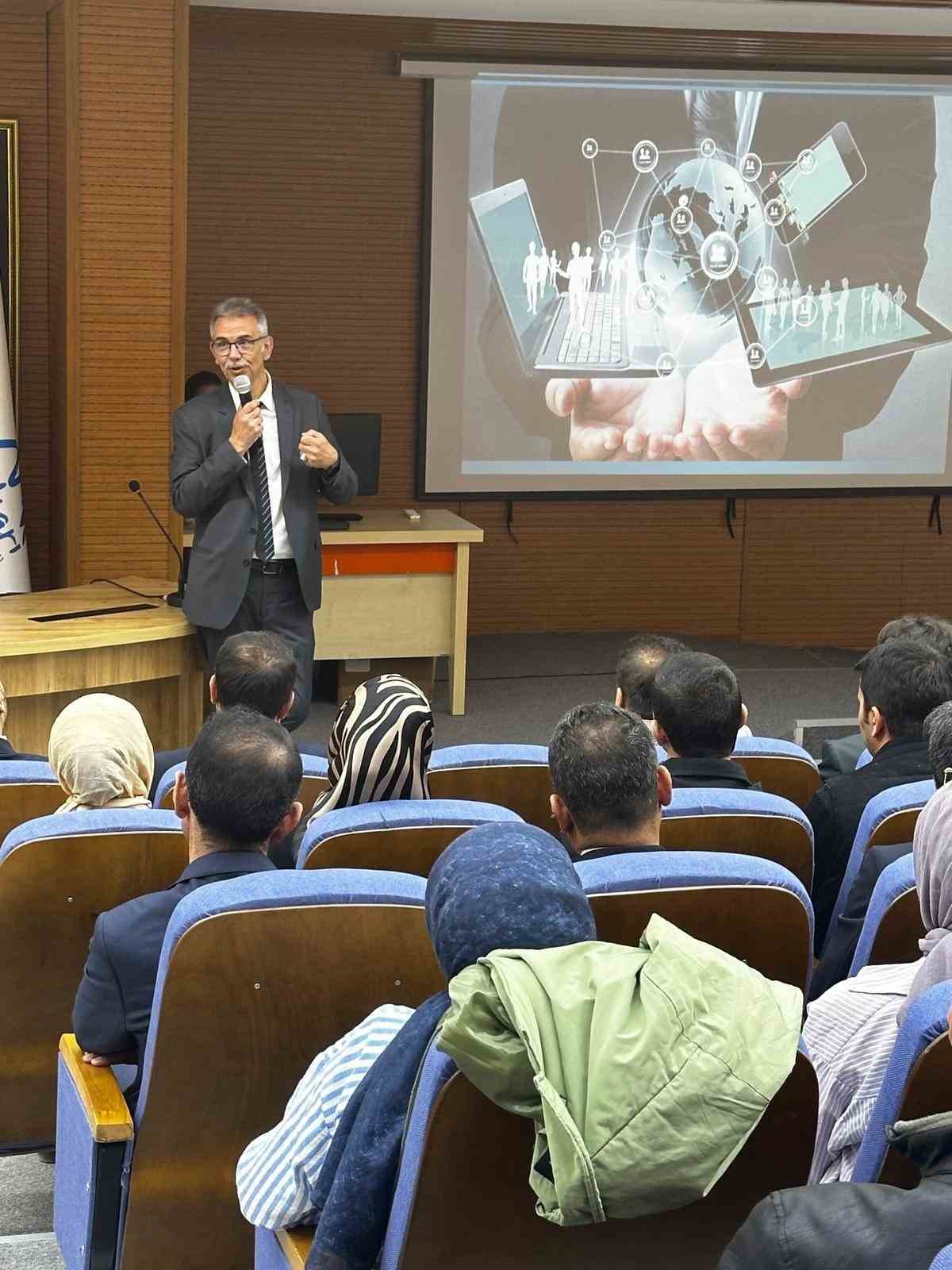 Hakkari’de "Yeni Nesil İletişim" paneli düzenlendi
